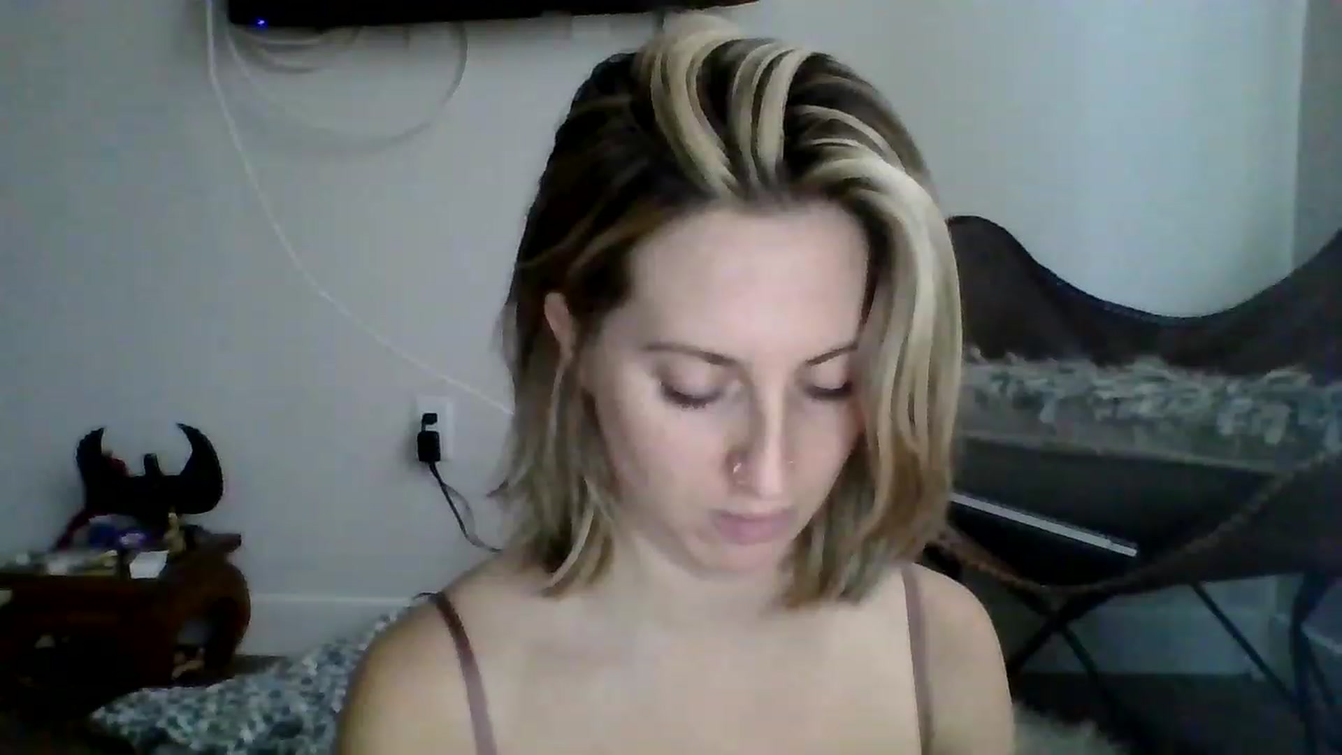 Gallery image thumbnail from Amethyst_Gem's myfreecams stream on, 01/02/2023, 20:50 image 4 of 20