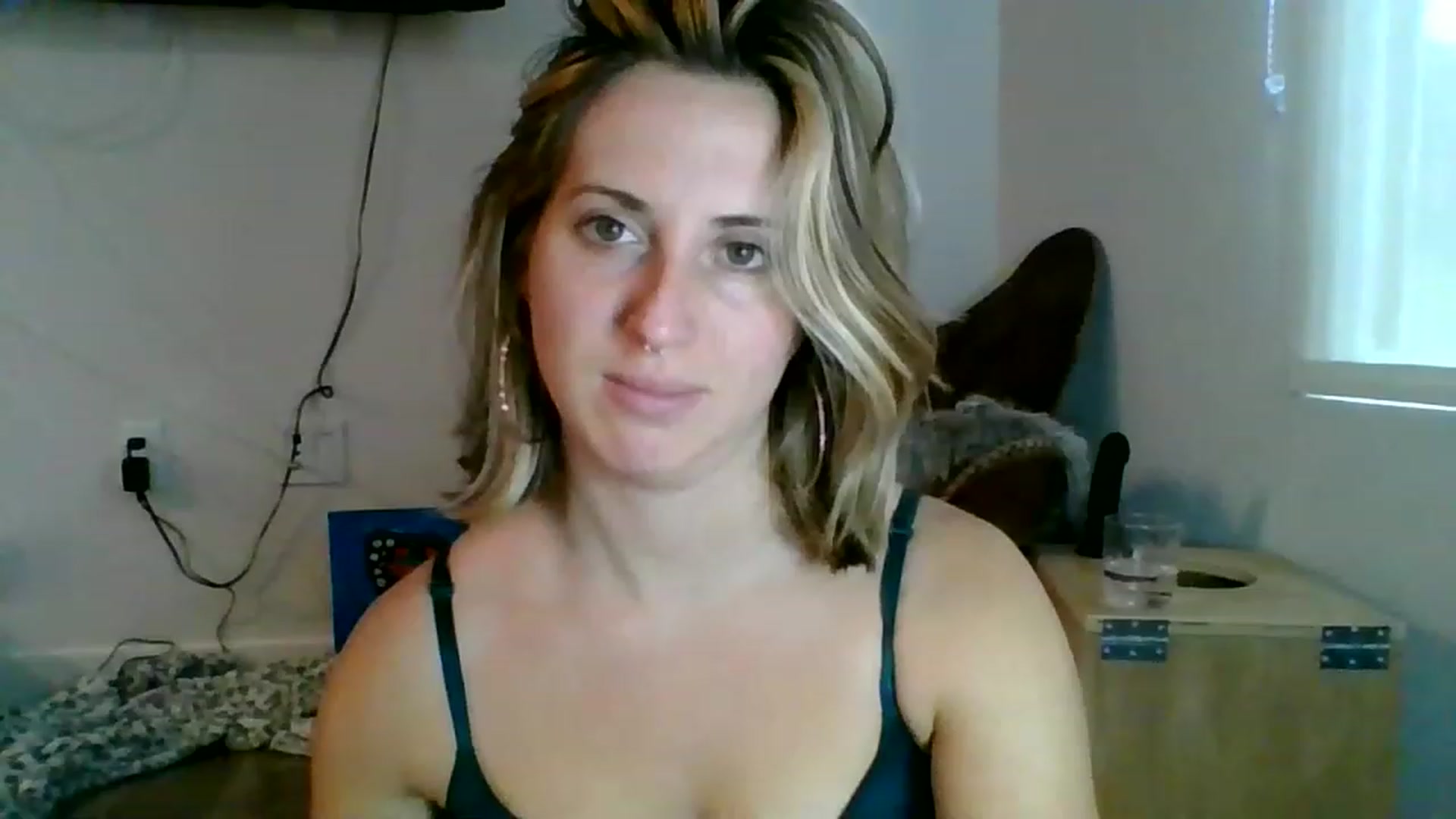 Gallery image thumbnail from Amethyst_Gem's myfreecams stream on, 01/04/2023, 20:08 image 1 of 20