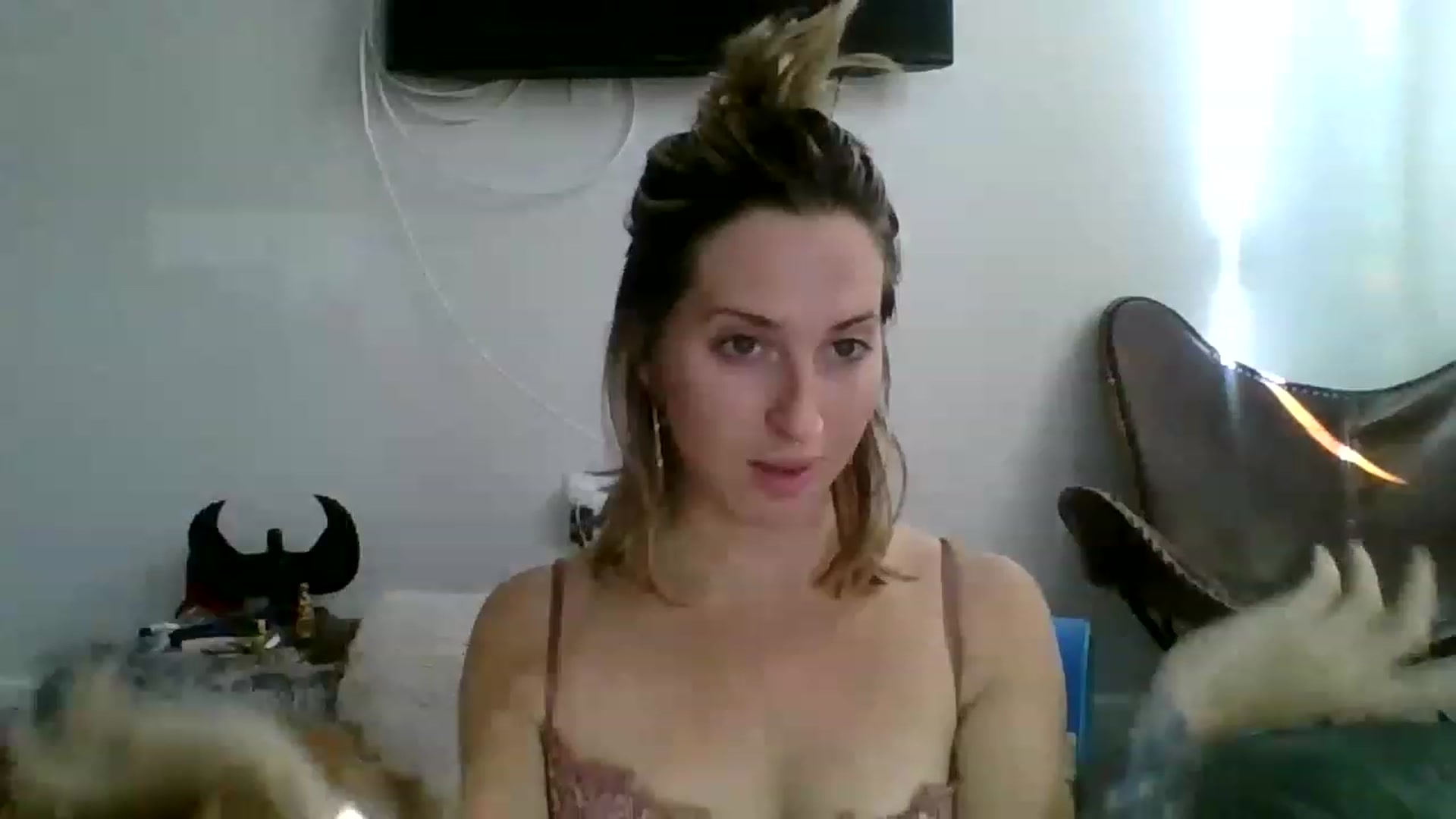 Gallery image thumbnail from Amethyst_Gem's myfreecams stream on, 02/19/2023, 23:32 image 9 of 20