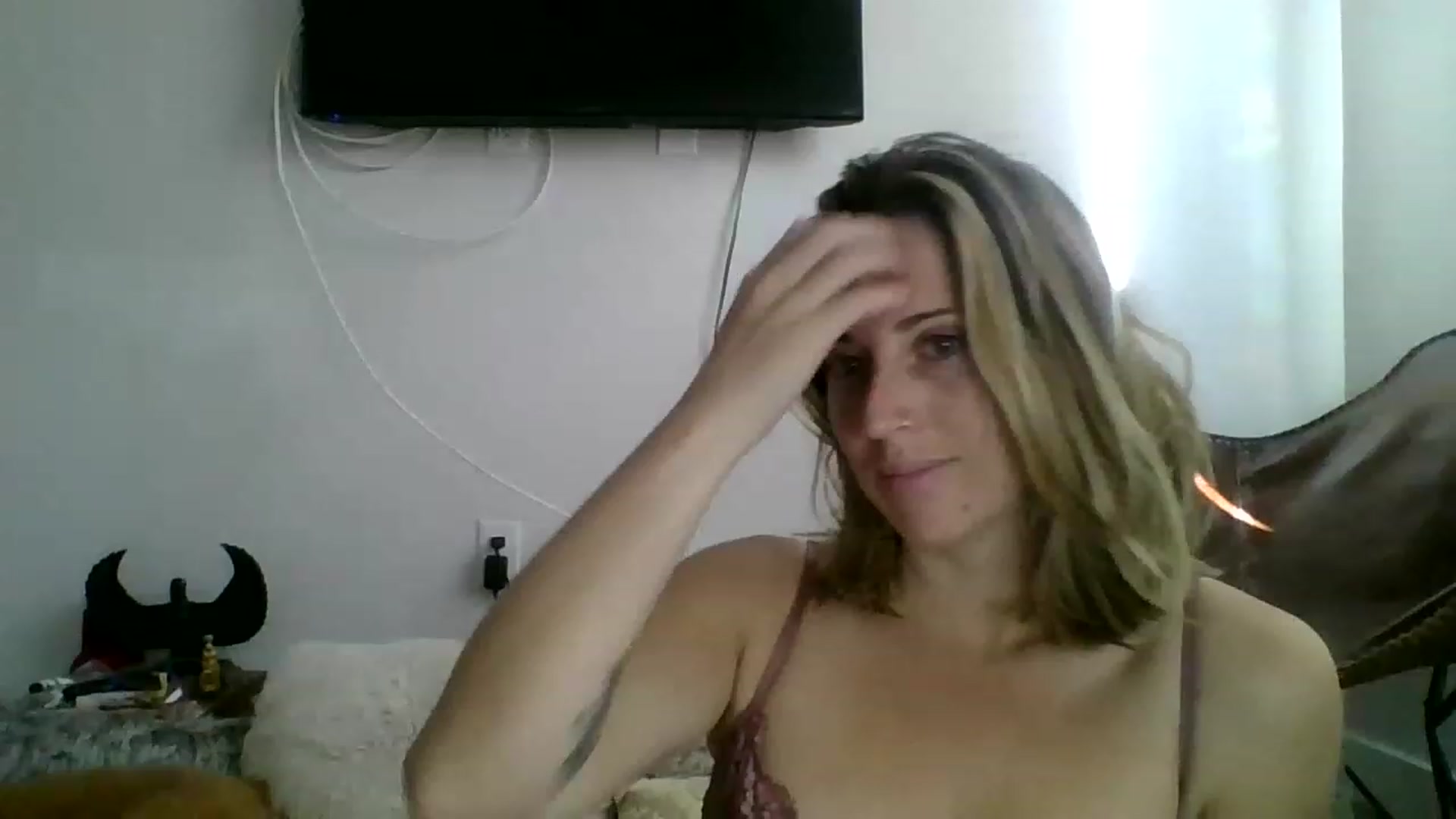 Gallery image thumbnail from Amethyst_Gem's myfreecams stream on, 02/19/2023, 23:32 image 4 of 20