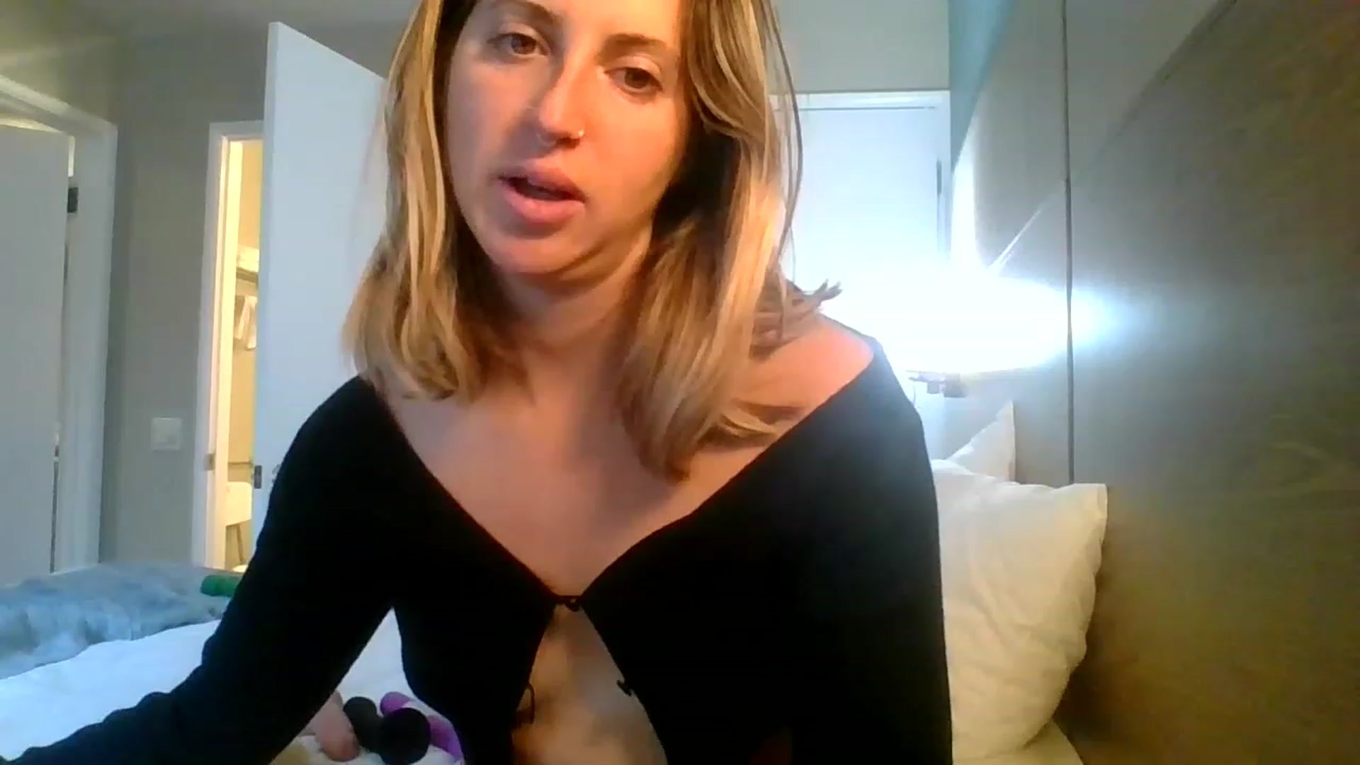 Gallery image thumbnail from Amethyst_Gem's myfreecams stream on, 05/02/2023, 16:31 image 8 of 20