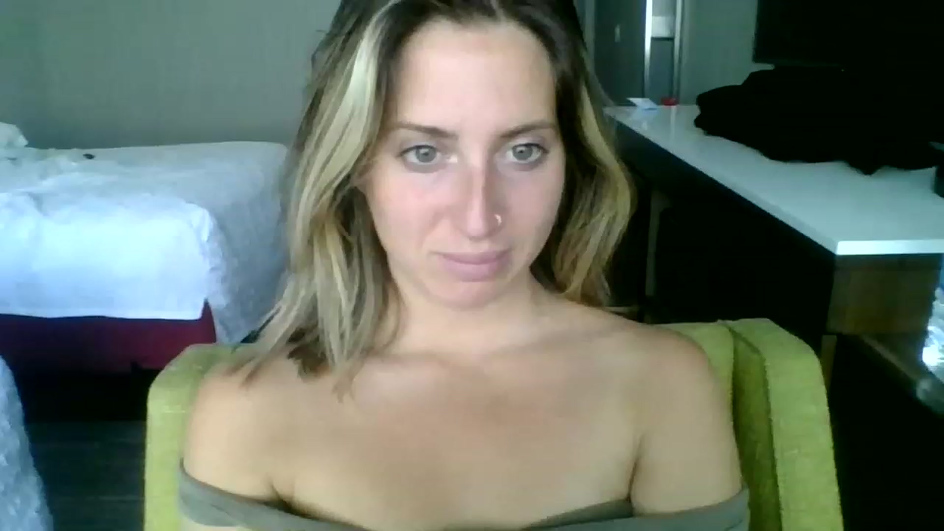Gallery image thumbnail from Amethyst_Gem's myfreecams stream on, 05/03/2023, 18:39 image 11 of 20