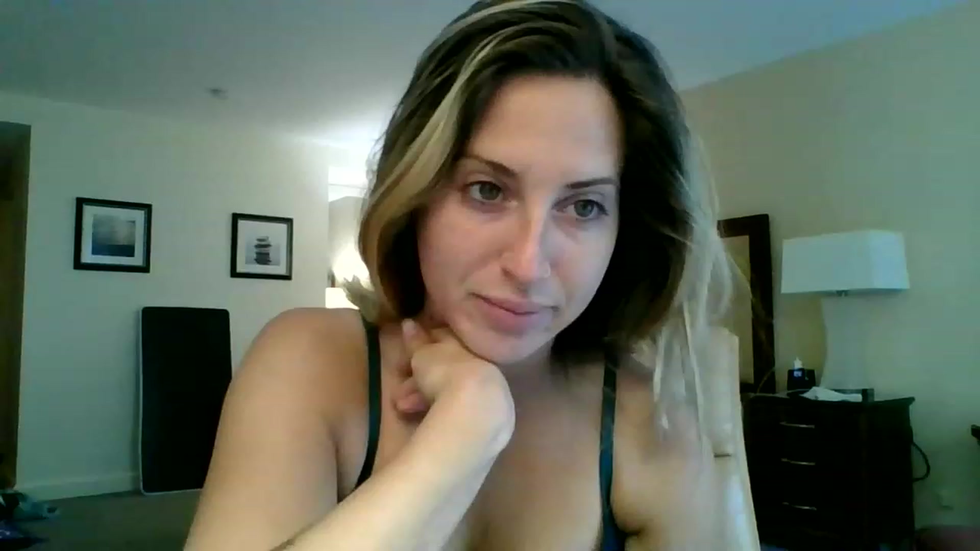 Gallery image thumbnail from Amethyst_Gem's myfreecams stream on, 05/15/2023, 16:51 image 7 of 20
