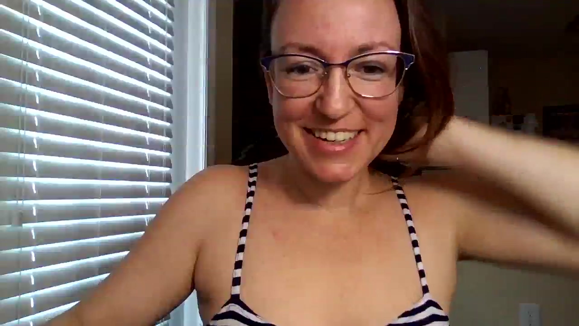 Gallery image thumbnail from AmiRobertsXO's myfreecams stream on, 07/22/2023, 19:41 image 10 of 20