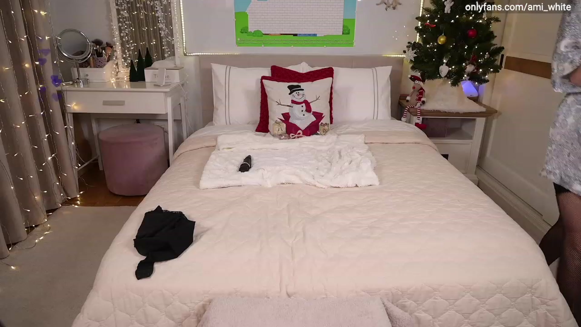 Gallery image thumbnail from Ami_White's myfreecams stream on, 12/16/2022, 19:20 image 18 of 20