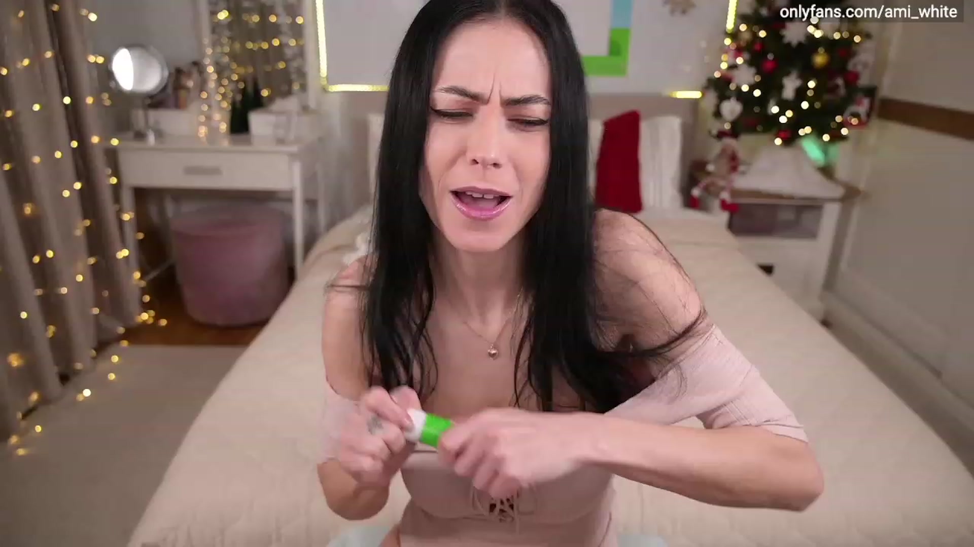 Gallery image thumbnail from Ami_White's myfreecams stream on, 01/16/2023, 17:37 image 3 of 20