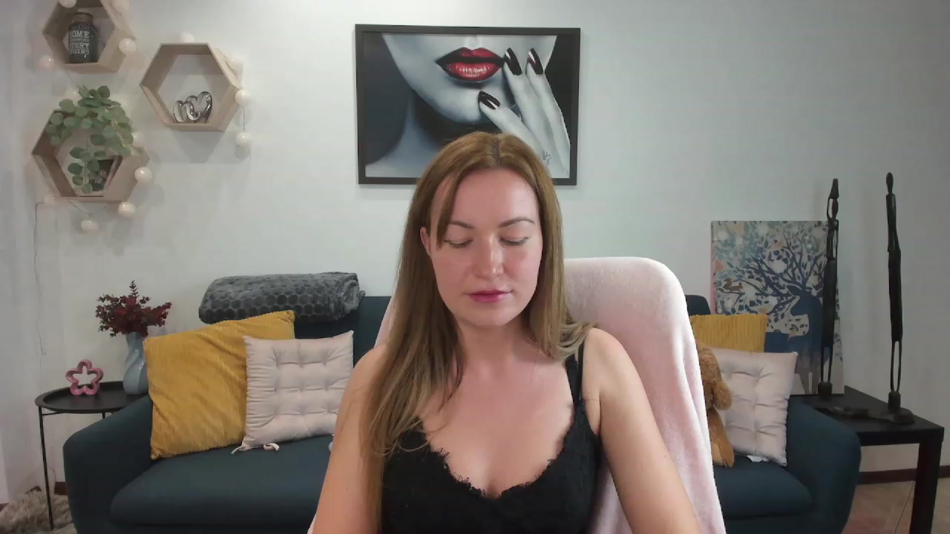 Gallery image thumbnail from Amia_Miley18's myfreecams stream on, 06/26/2023, 20:08 image 16 of 20