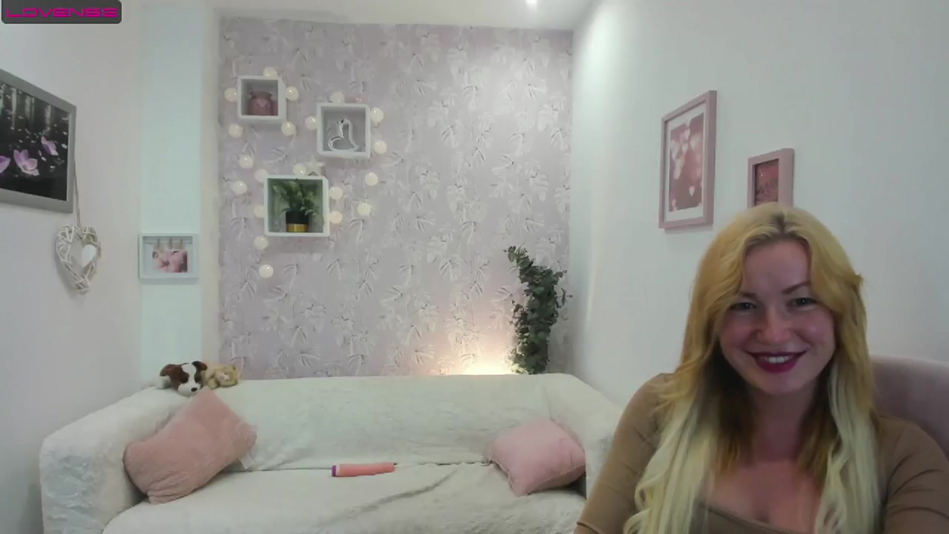 Gallery image thumbnail from Amia_Miley18's myfreecams stream on, 08/15/2023, 20:28 image 19 of 20