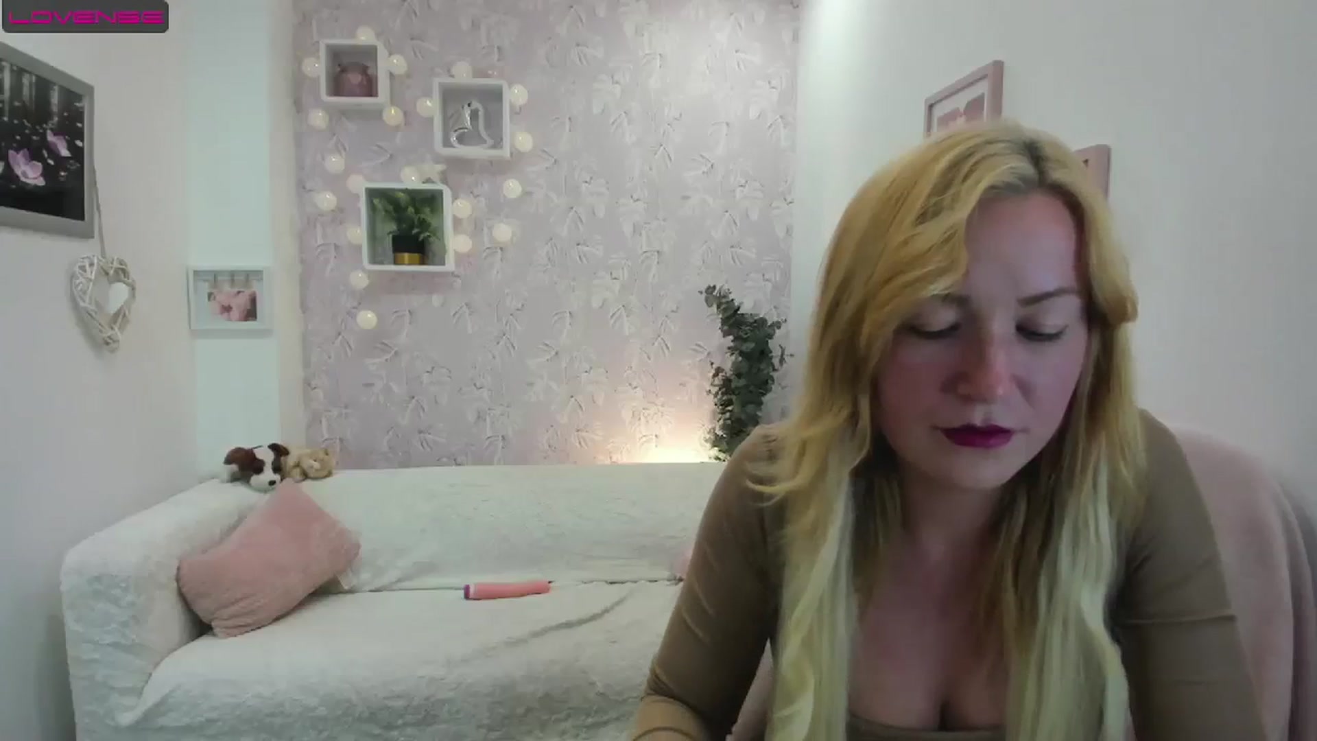Gallery image thumbnail from Amia_Miley18's myfreecams stream on, 08/15/2023, 20:28 image 6 of 20