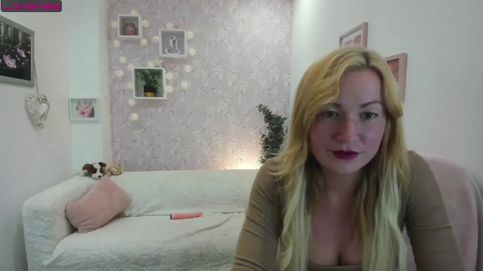 Gallery image thumbnail from Amia_Miley18's myfreecams stream on, 08/15/2023, 20:28 image 7 of 20