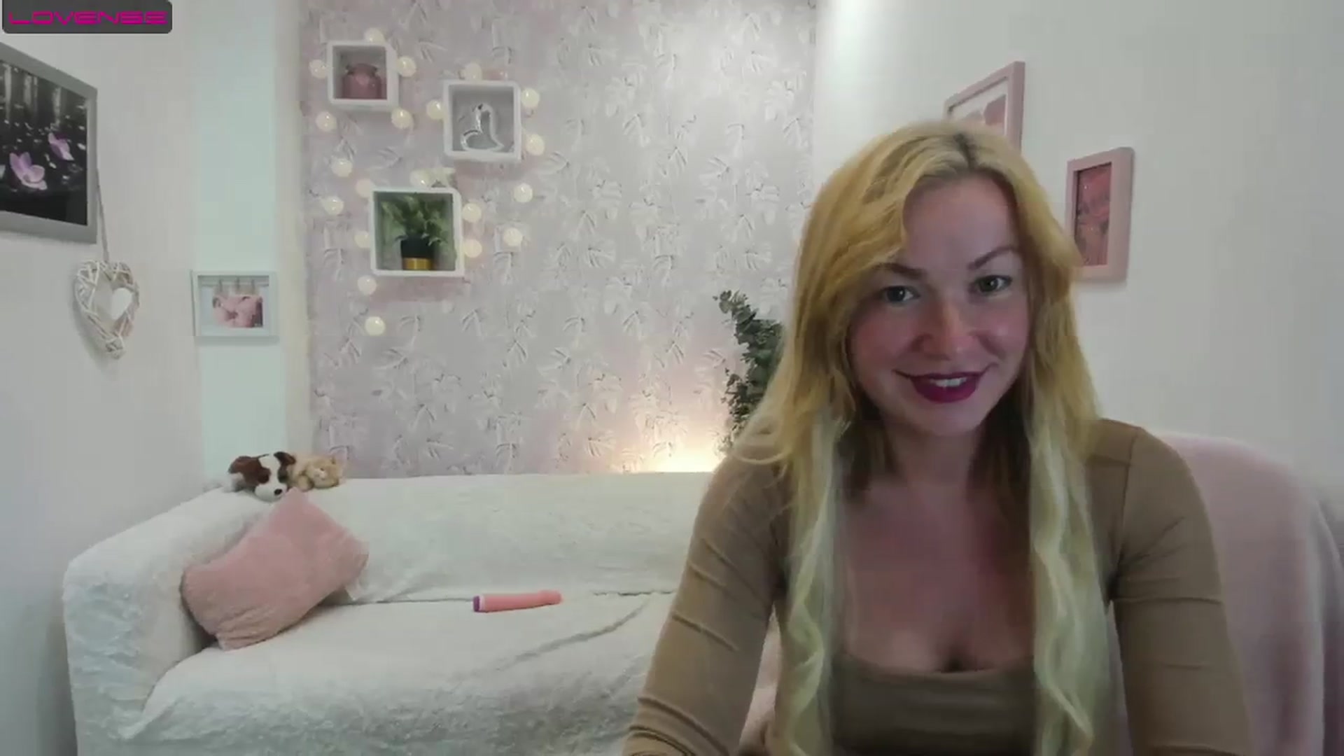 Gallery image thumbnail from Amia_Miley18's myfreecams stream on, 08/15/2023, 20:28 image 4 of 20