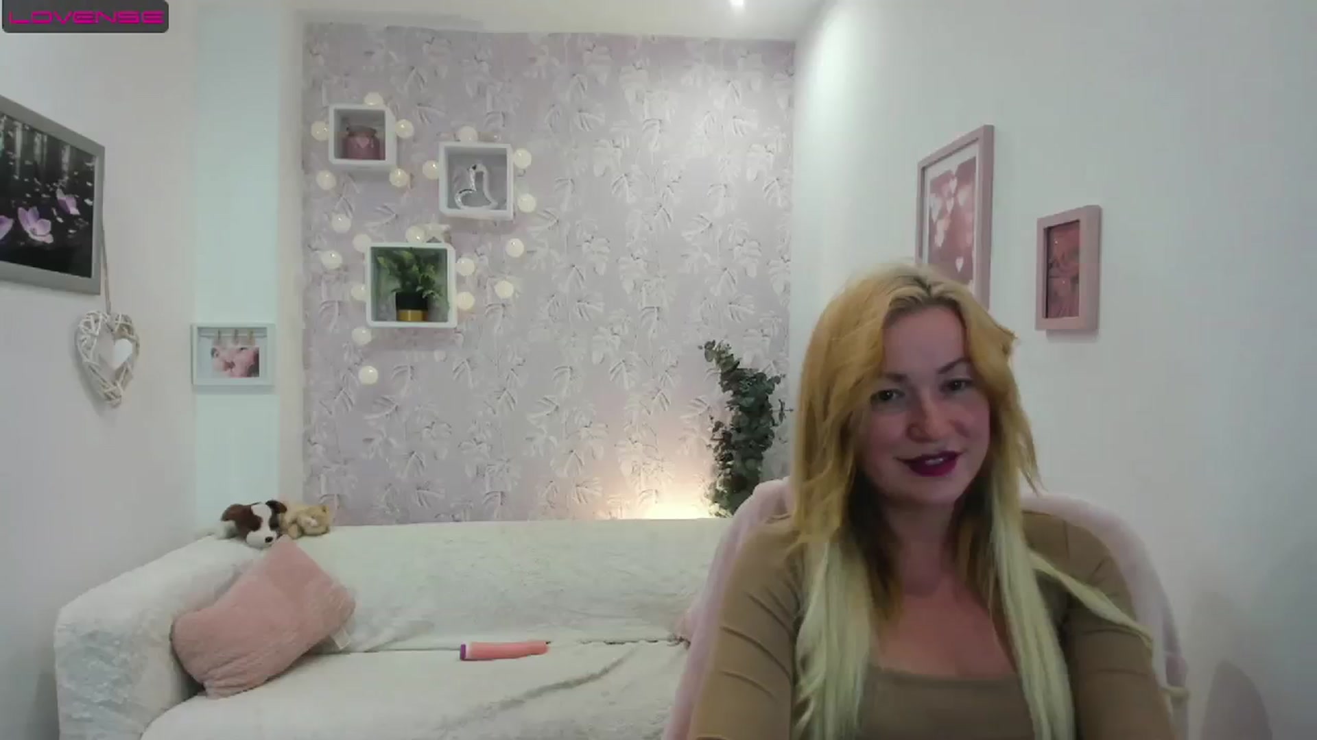 Gallery image thumbnail from Amia_Miley18's myfreecams stream on, 08/15/2023, 20:28 image 16 of 20