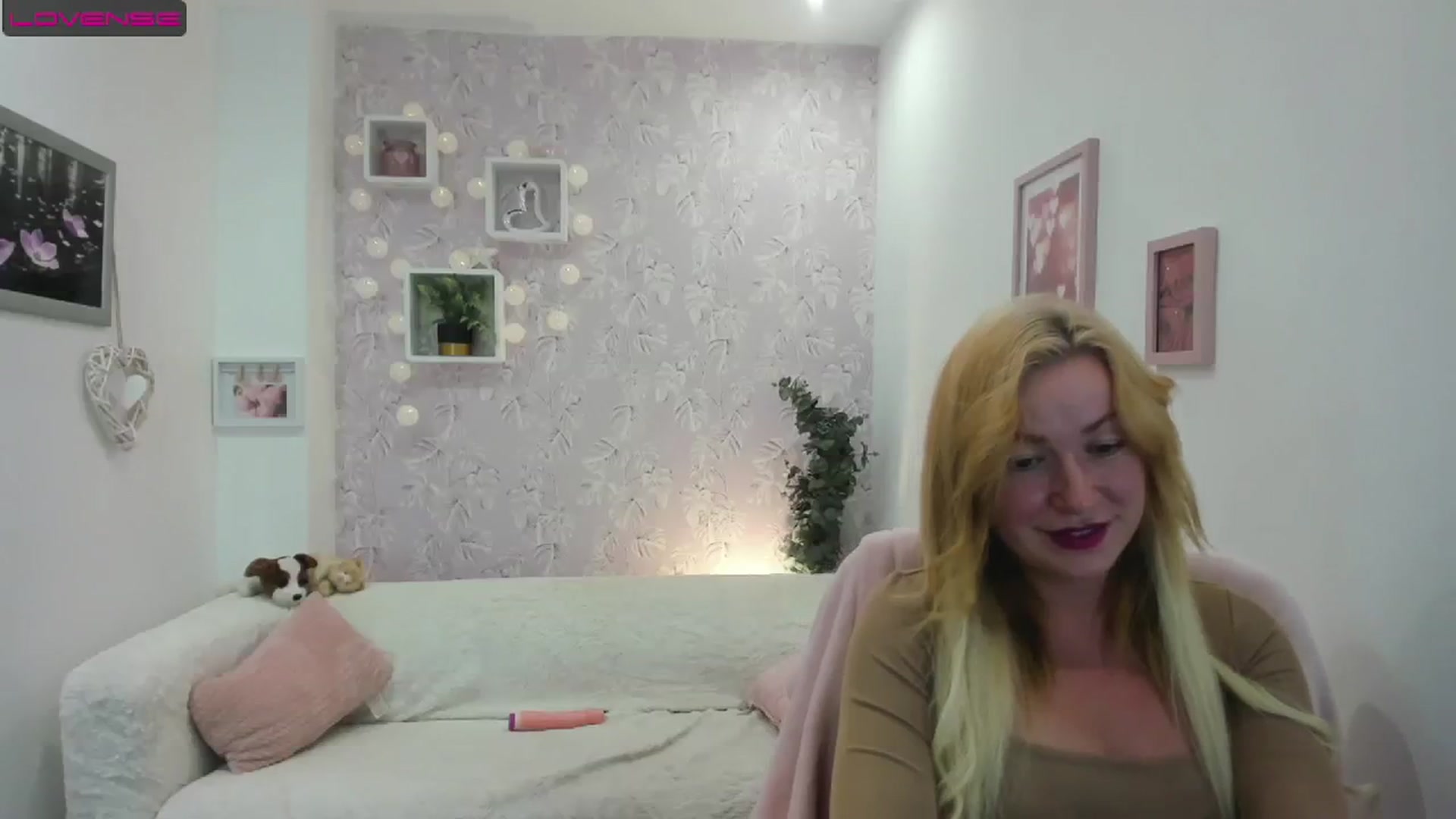 Gallery image thumbnail from Amia_Miley18's myfreecams stream on, 08/15/2023, 20:28 image 17 of 20
