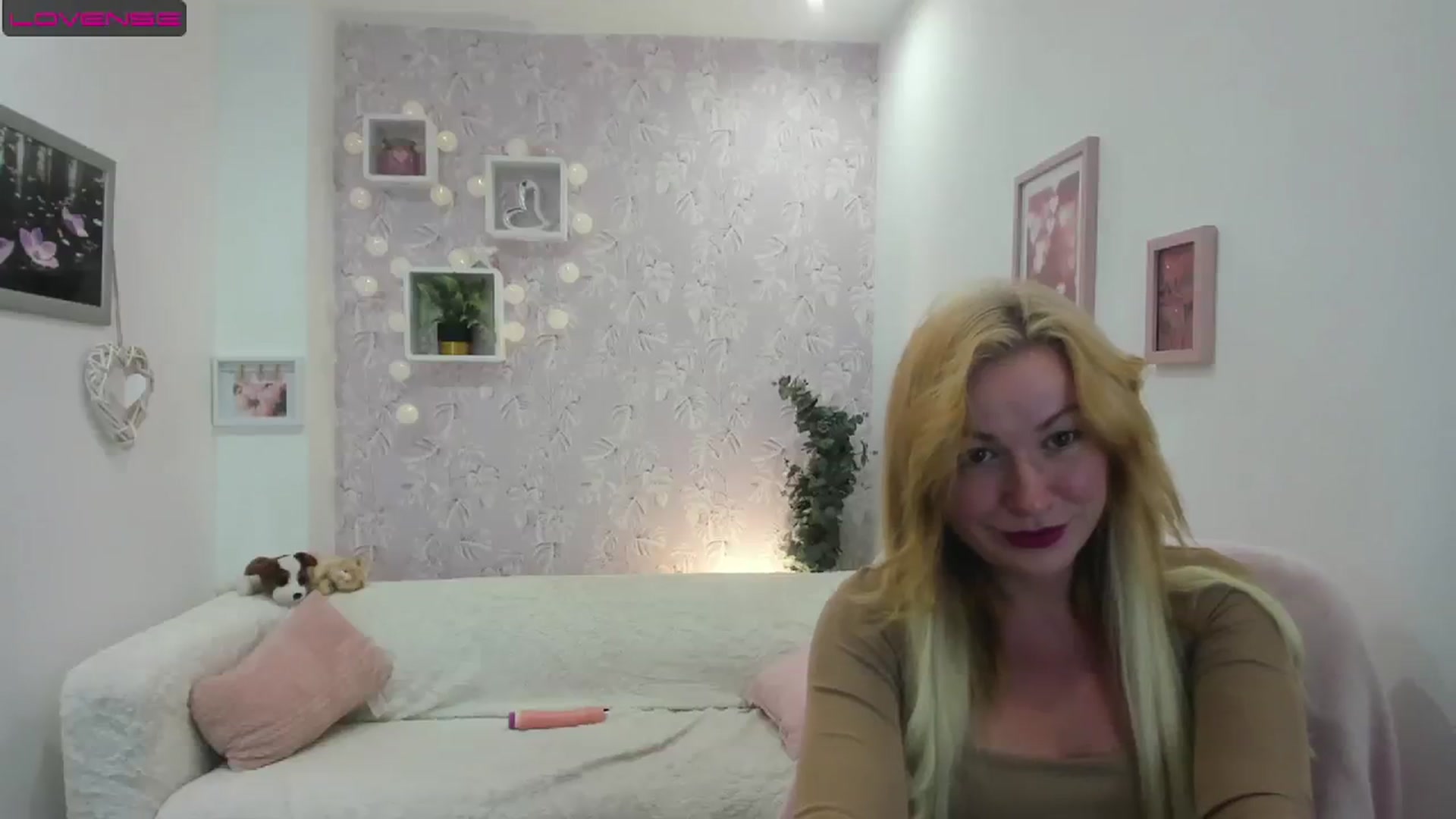 Gallery image thumbnail from Amia_Miley18's myfreecams stream on, 08/15/2023, 20:28 image 15 of 20
