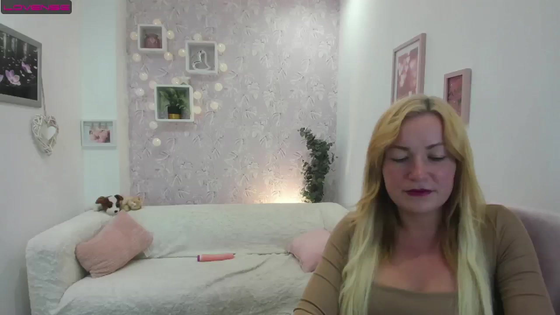 Gallery image thumbnail from Amia_Miley18's myfreecams stream on, 08/15/2023, 20:28 image 13 of 20