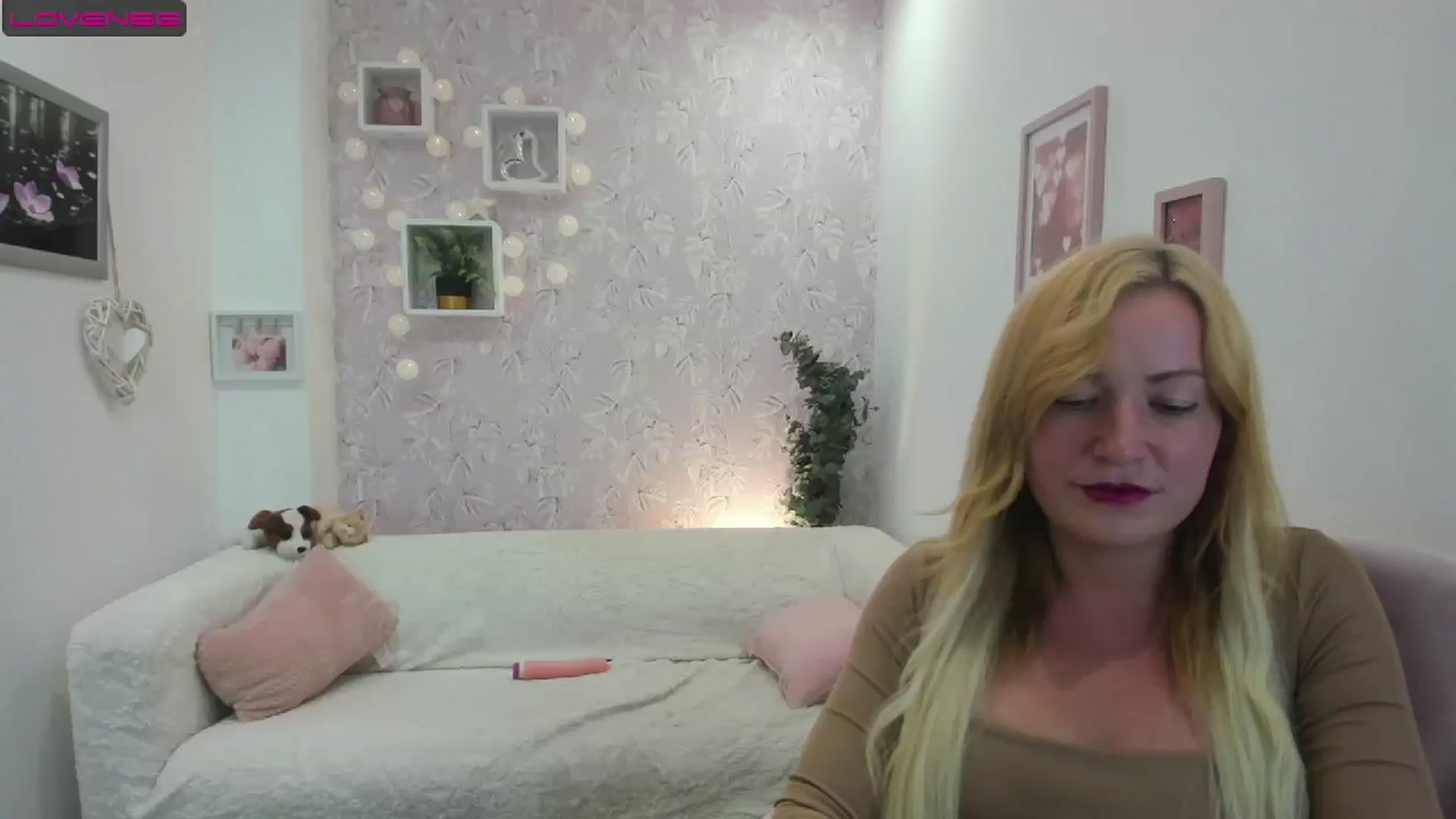 Gallery image thumbnail from Amia_Miley18's myfreecams stream on, 08/15/2023, 20:28 image 12 of 20