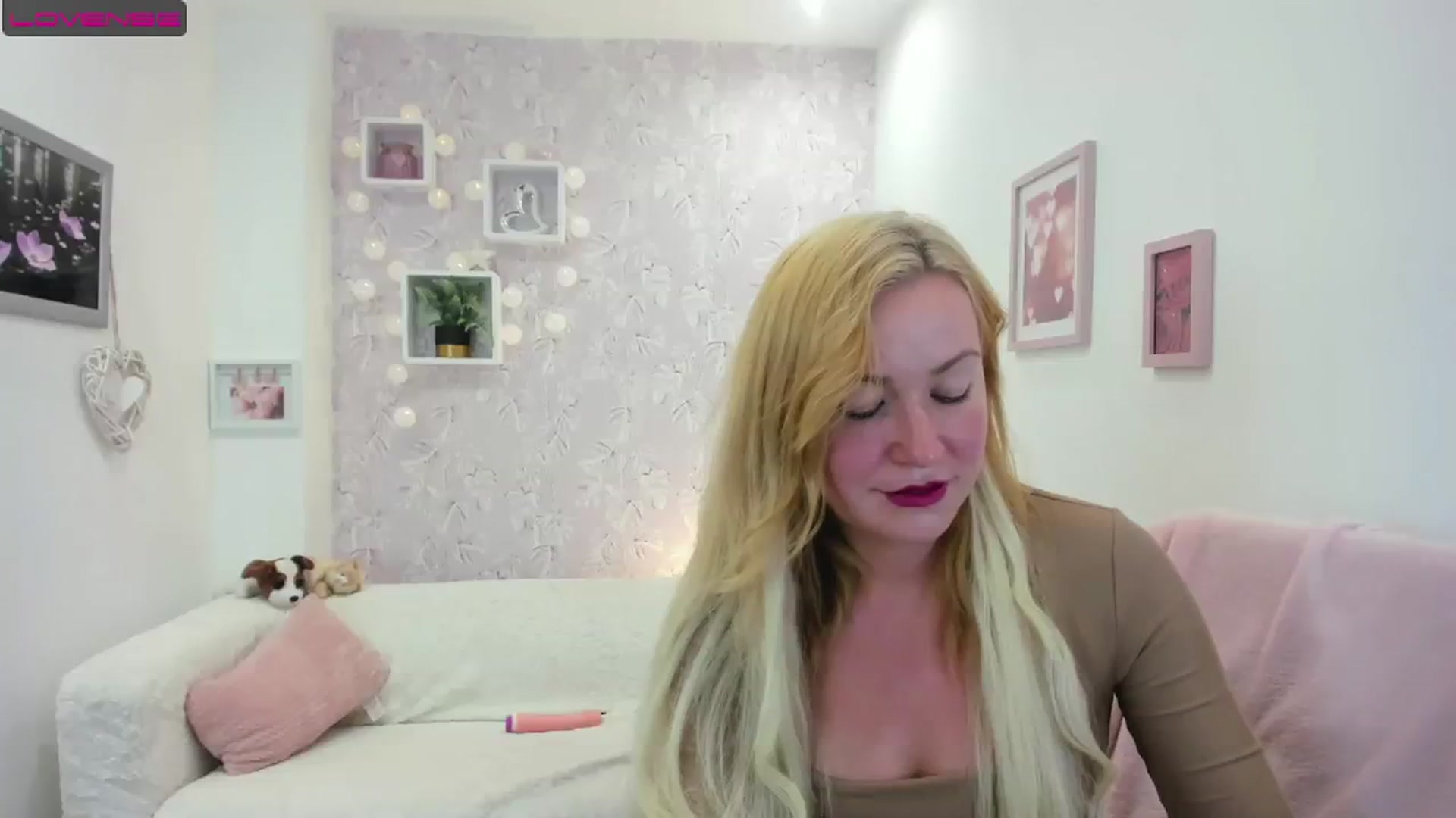 Gallery image thumbnail from Amia_Miley18's myfreecams stream on, 08/15/2023, 21:51 image 16 of 20