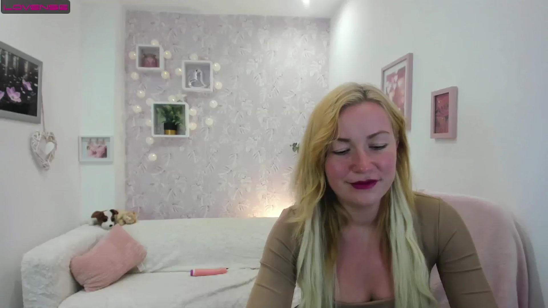Gallery image thumbnail from Amia_Miley18's myfreecams stream on, 08/15/2023, 21:51 image 5 of 20
