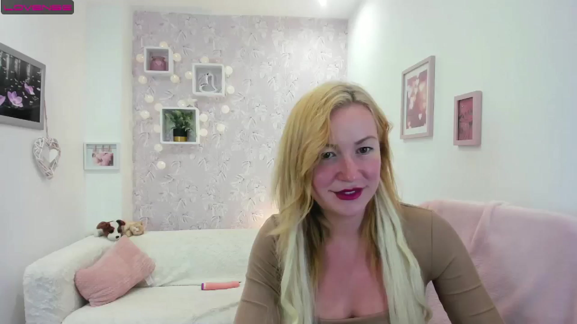 Gallery image thumbnail from Amia_Miley18's myfreecams stream on, 08/15/2023, 21:51 image 11 of 20