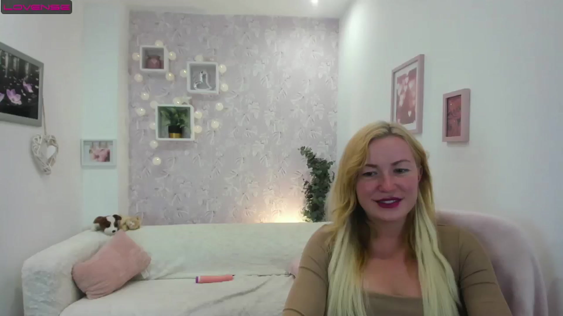 Gallery image thumbnail from Amia_Miley18's myfreecams stream on, 08/15/2023, 21:51 image 8 of 20