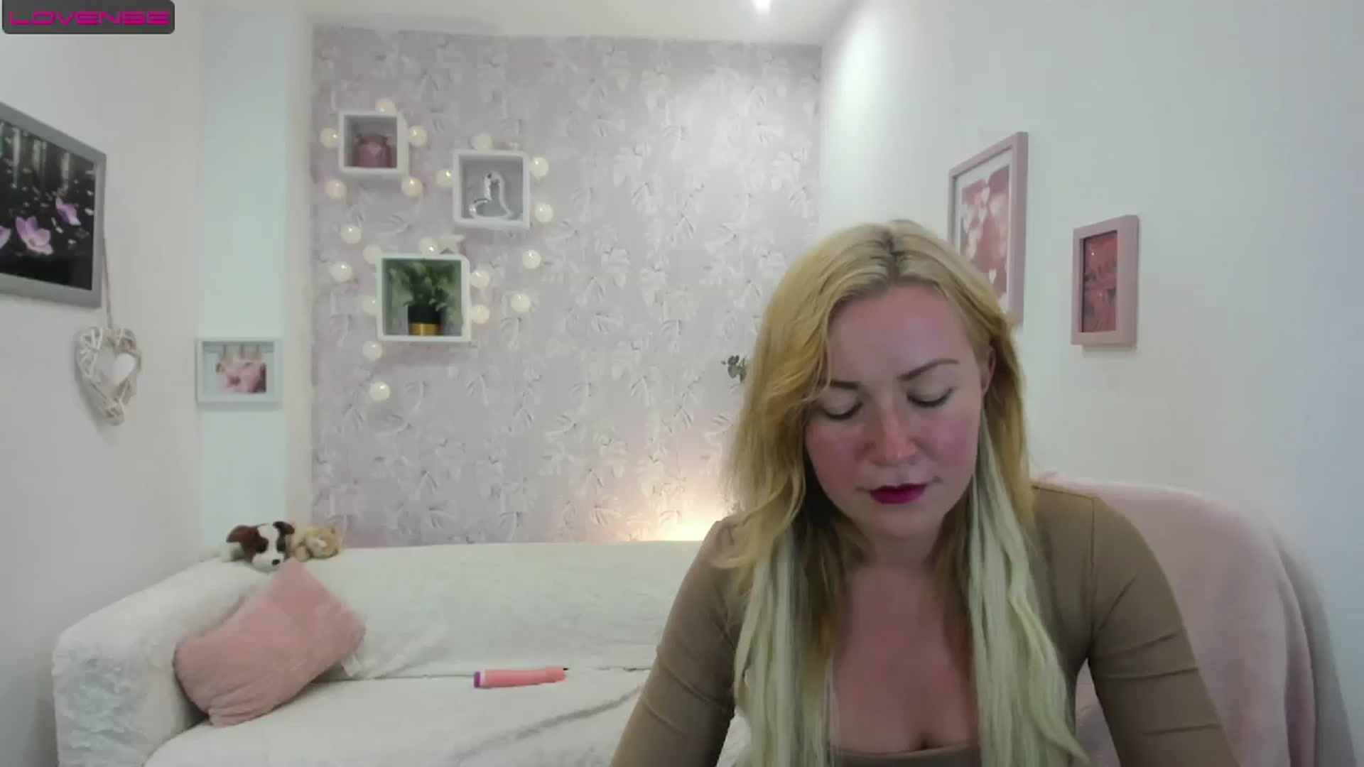Gallery image thumbnail from Amia_Miley18's myfreecams stream on, 08/15/2023, 21:51 image 6 of 20