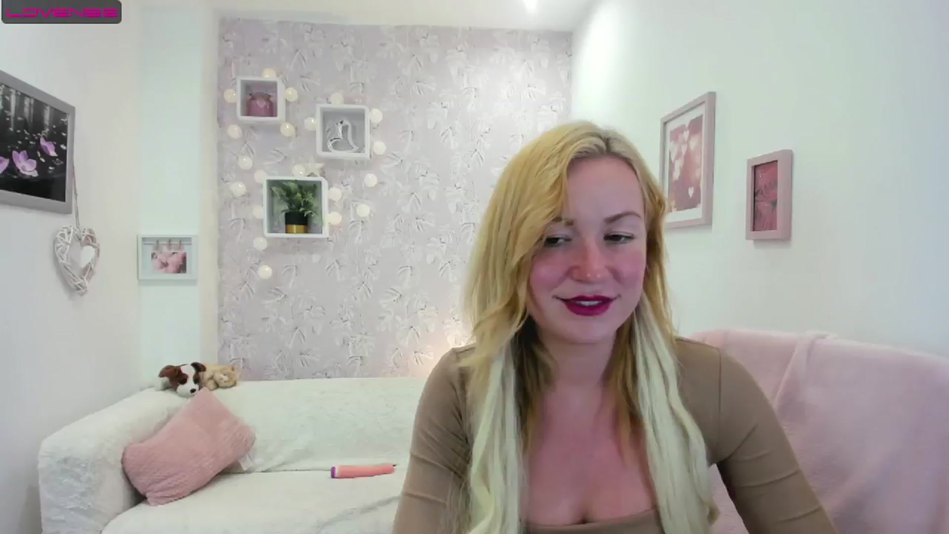 Gallery image thumbnail from Amia_Miley18's myfreecams stream on, 08/15/2023, 21:51 image 10 of 20