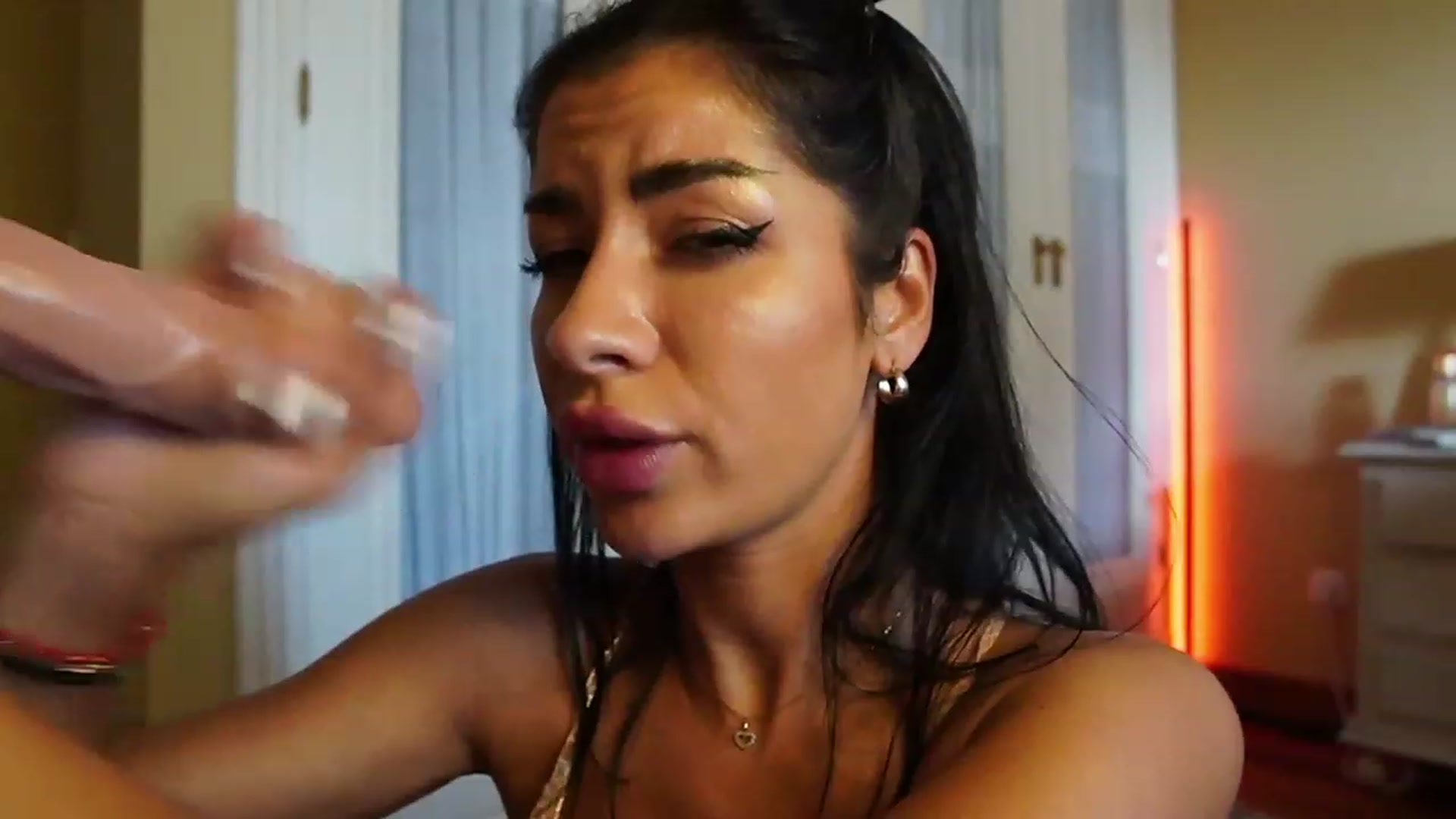 Gallery image thumbnail from Aminna_Bae's myfreecams stream on, 02/23/2024, 17:01 image 17 of 20