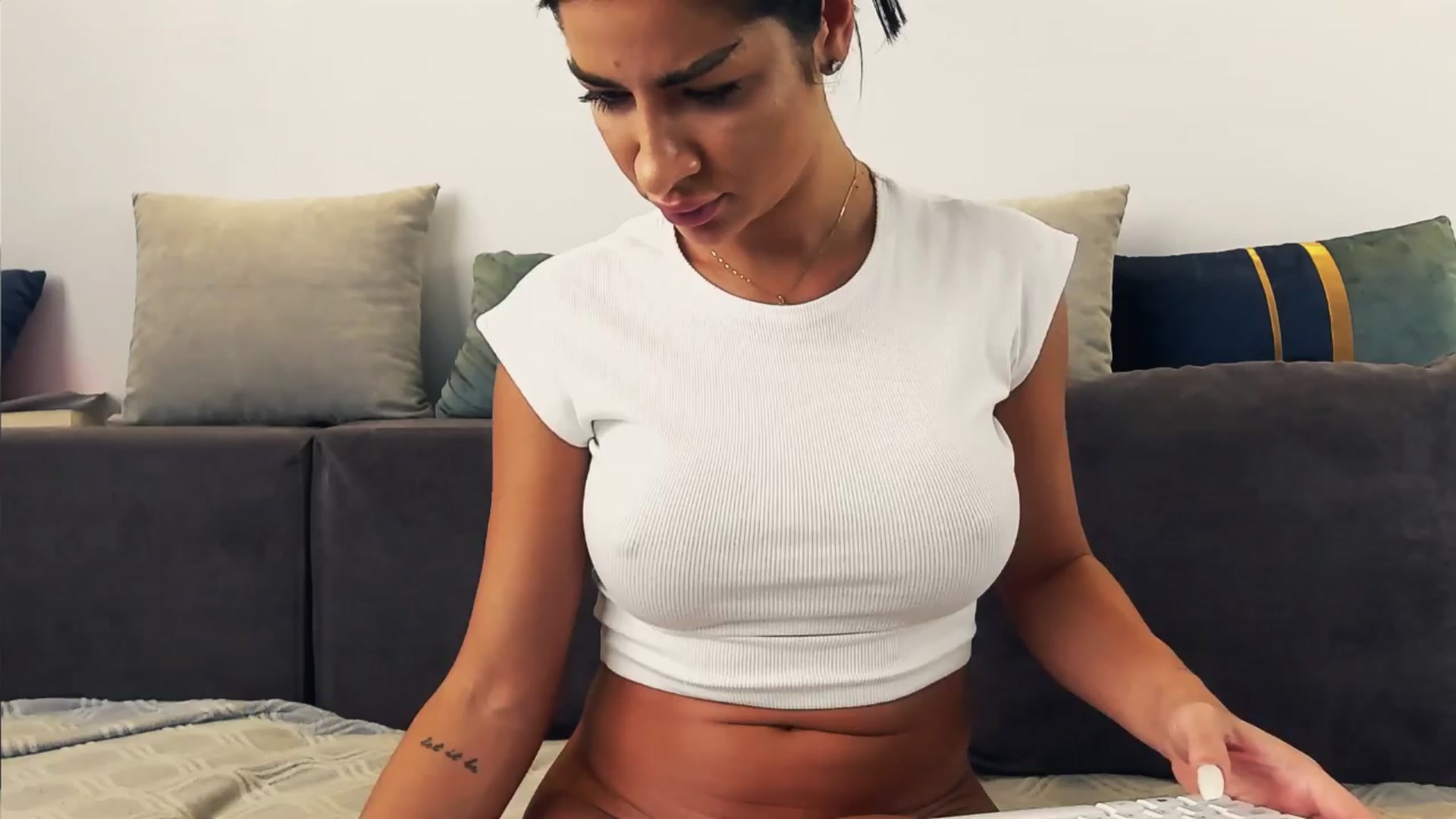 Gallery image thumbnail from Aminna_Bae's myfreecams stream on, 03/25/2024, 15:24 image 19 of 20