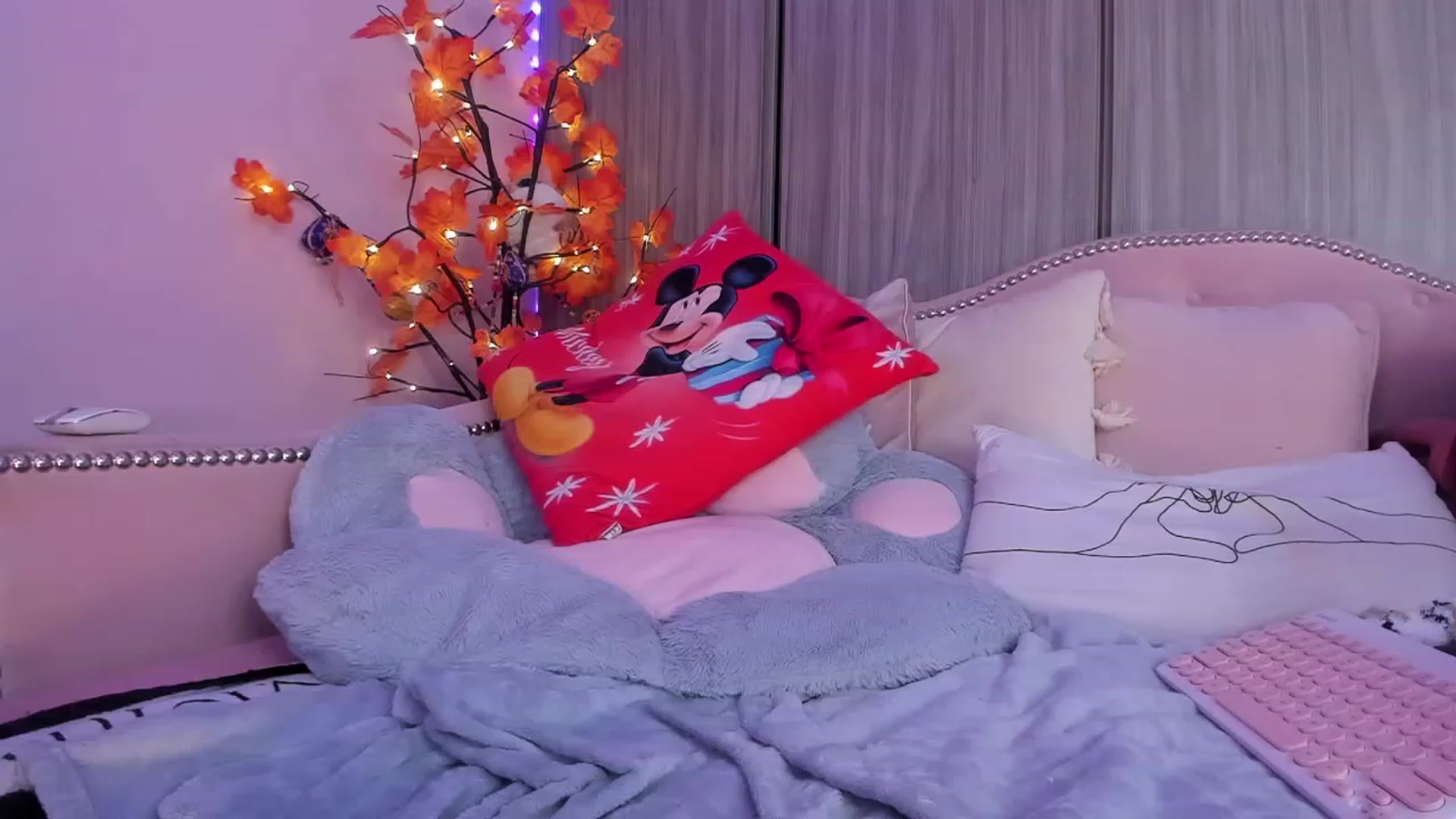 Gallery image thumbnail from Amirabelle4u's myfreecams stream on, 11/22/2022, 01:33 image 7 of 20