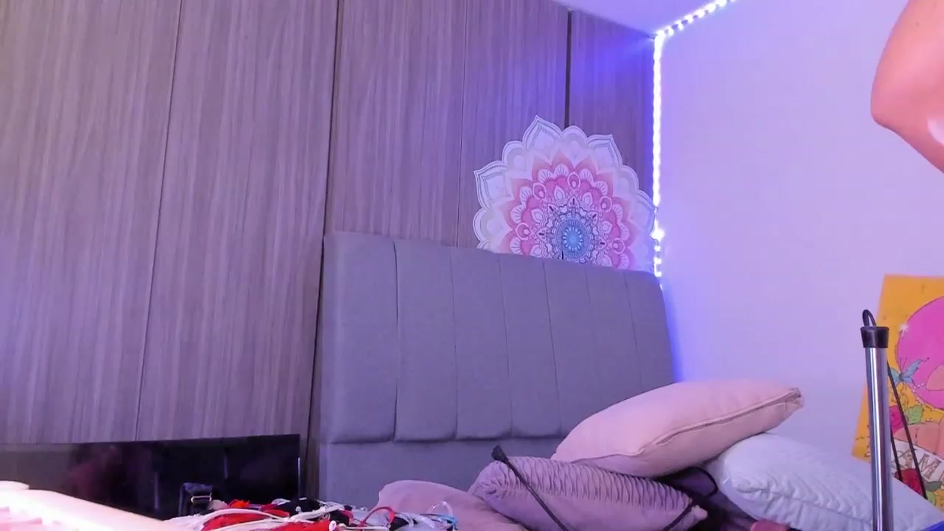 Gallery image thumbnail from Amirabelle4u's myfreecams stream on, 05/20/2023, 22:00 image 16 of 20