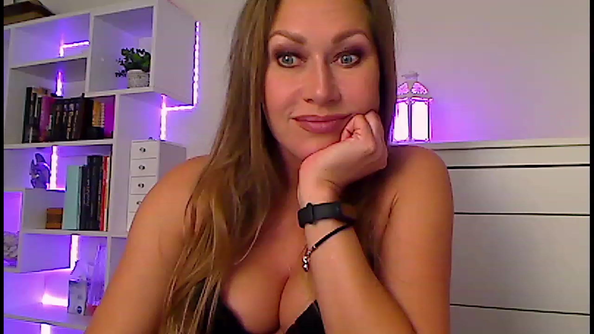 Gallery image thumbnail from Amiri's myfreecams stream on, 11/17/2022, 05:28 image 18 of 20