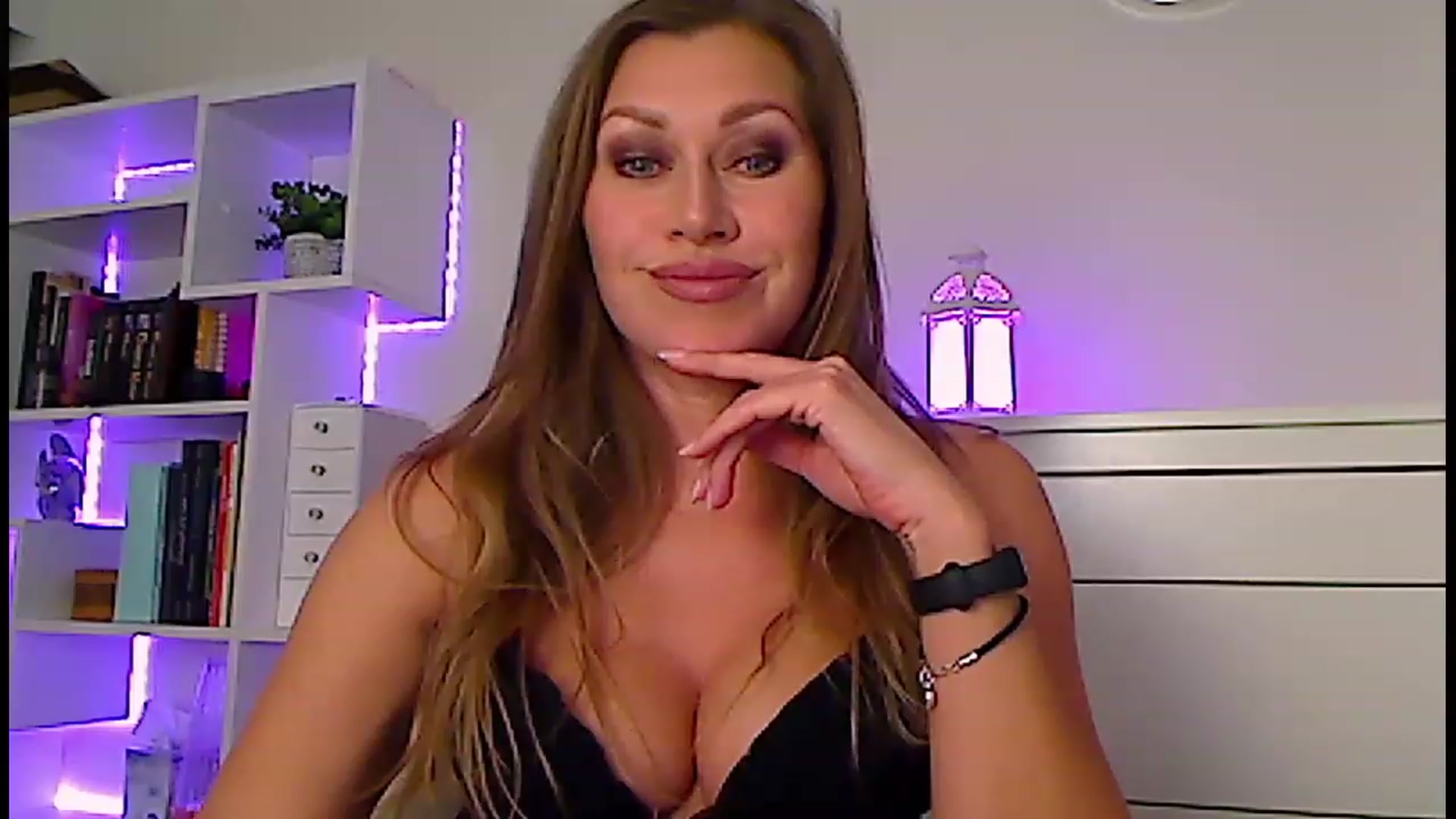 Gallery image thumbnail from Amiri's myfreecams stream on, 11/17/2022, 05:28 image 3 of 20