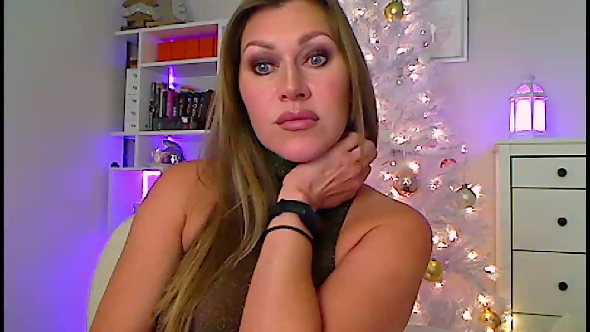 Gallery image thumbnail from Amiri's myfreecams stream on, 12/18/2022, 04:54 image 3 of 20