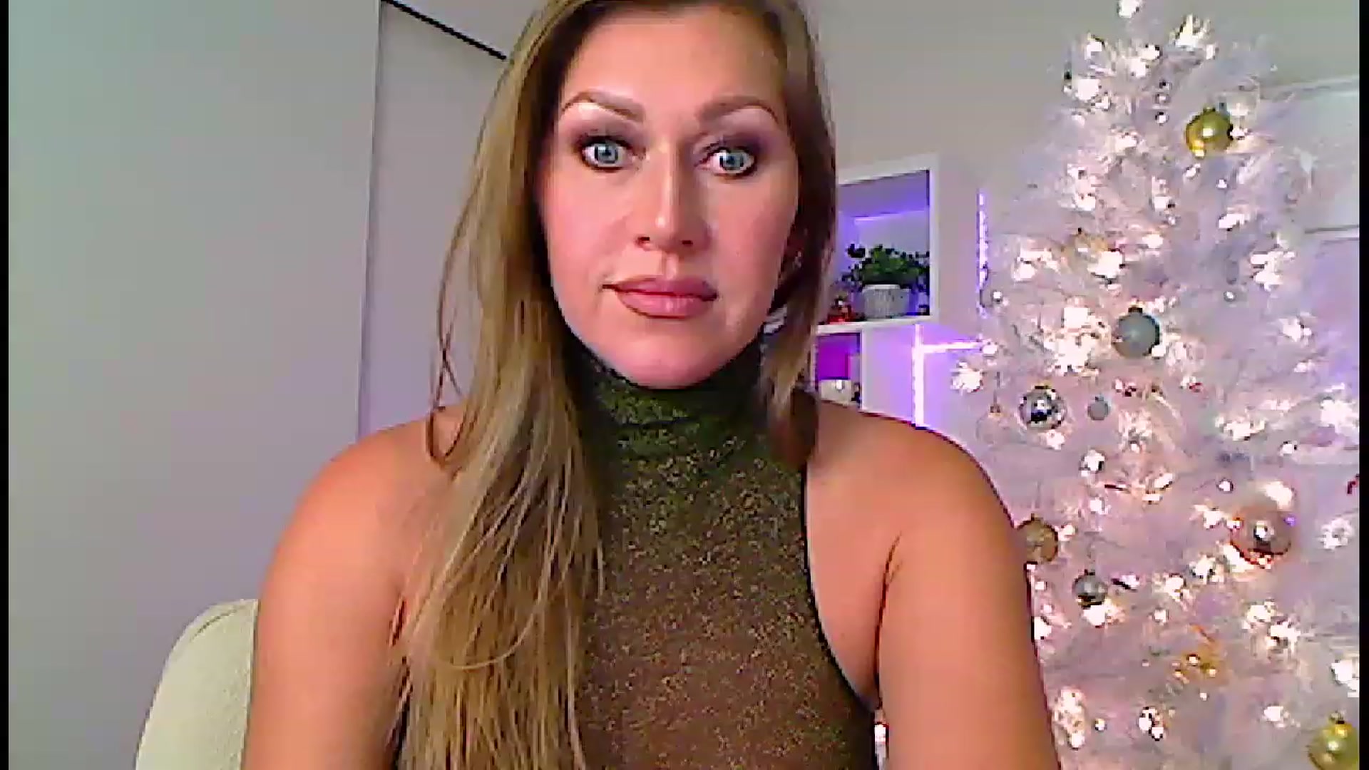 Gallery image thumbnail from Amiri's myfreecams stream on, 12/18/2022, 05:09 image 10 of 20
