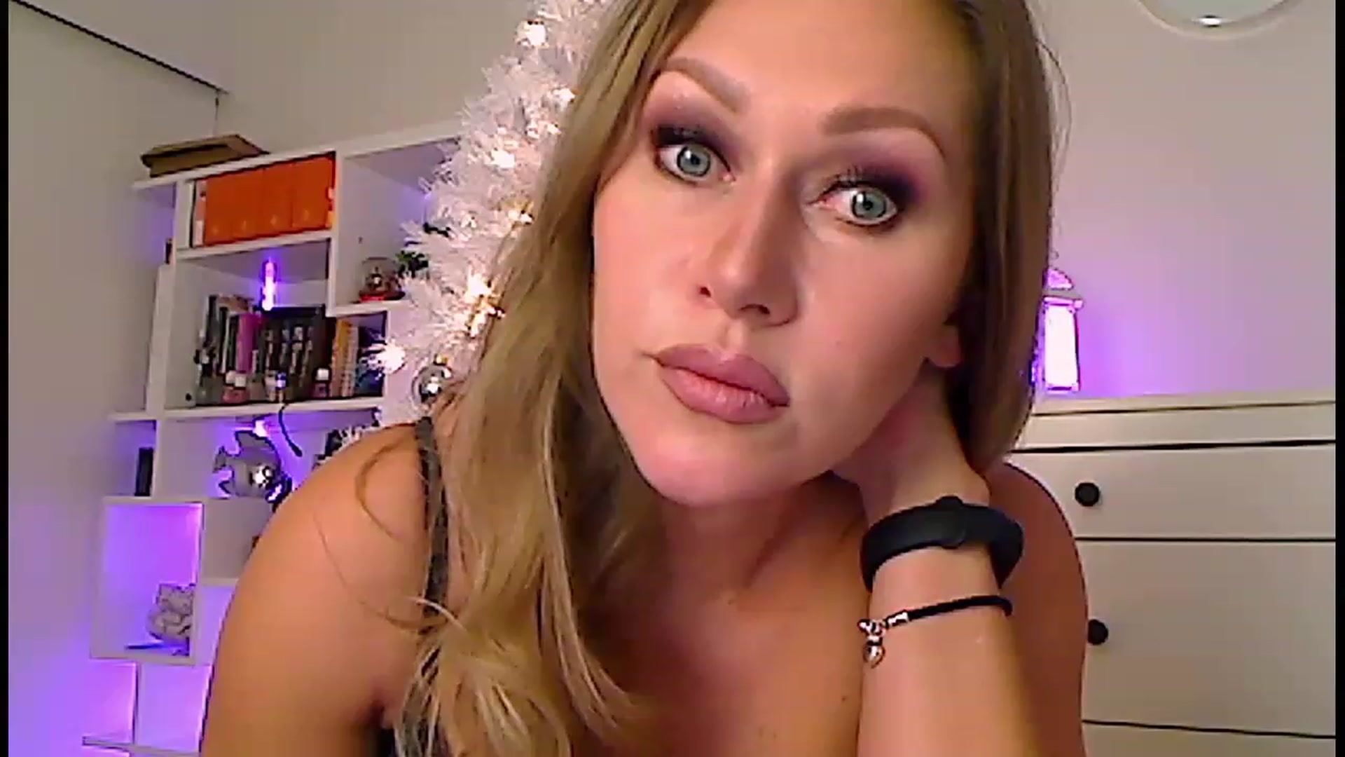 Gallery image thumbnail from Amiri's myfreecams stream on, 12/29/2022, 03:11 image 12 of 20