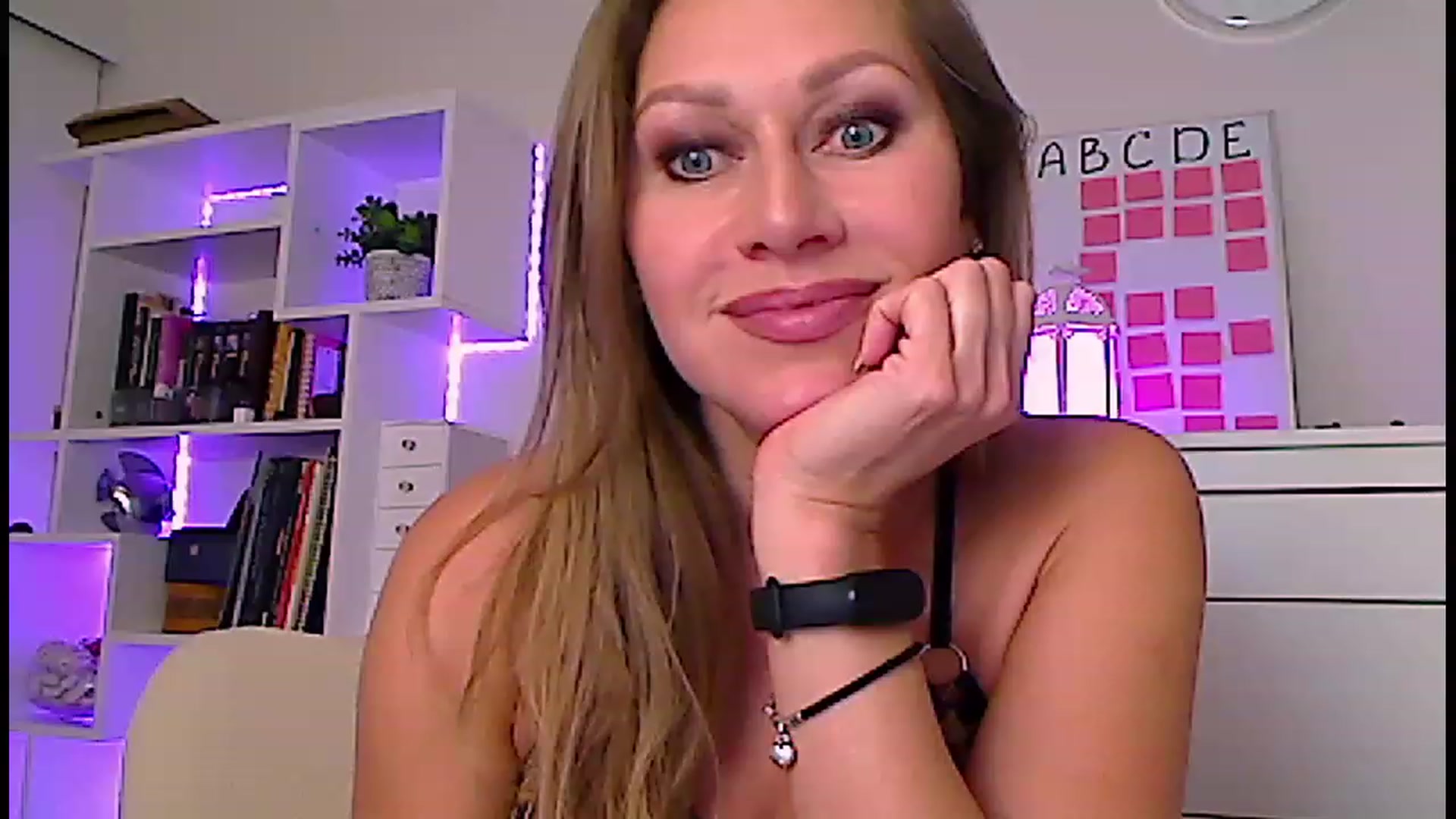 Gallery image thumbnail from Amiri's myfreecams stream on, 01/12/2023, 06:36 image 12 of 20