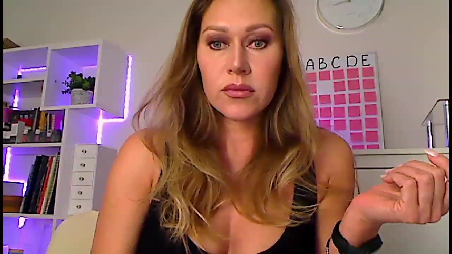 Gallery image thumbnail from Amiri's myfreecams stream on, 02/16/2023, 04:23 image 3 of 20