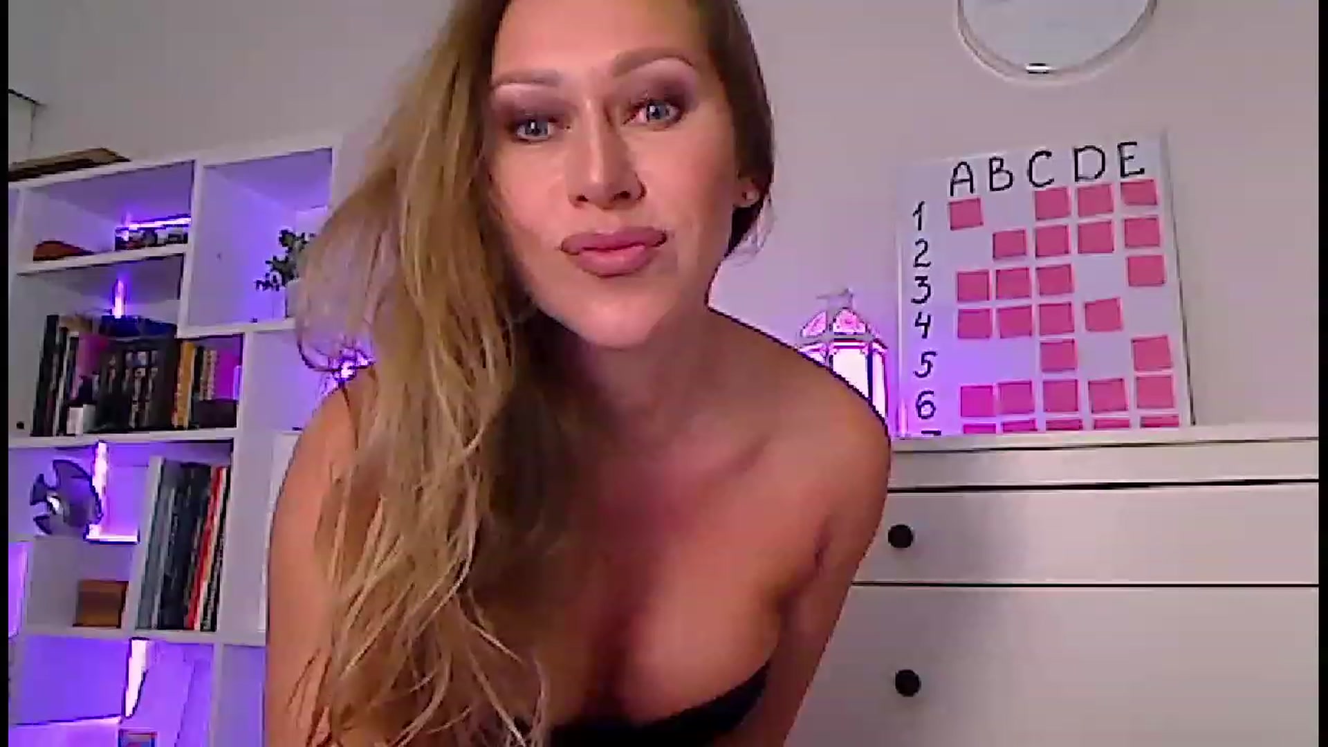 Gallery image thumbnail from Amiri's myfreecams stream on, 03/19/2023, 04:19 image 3 of 20
