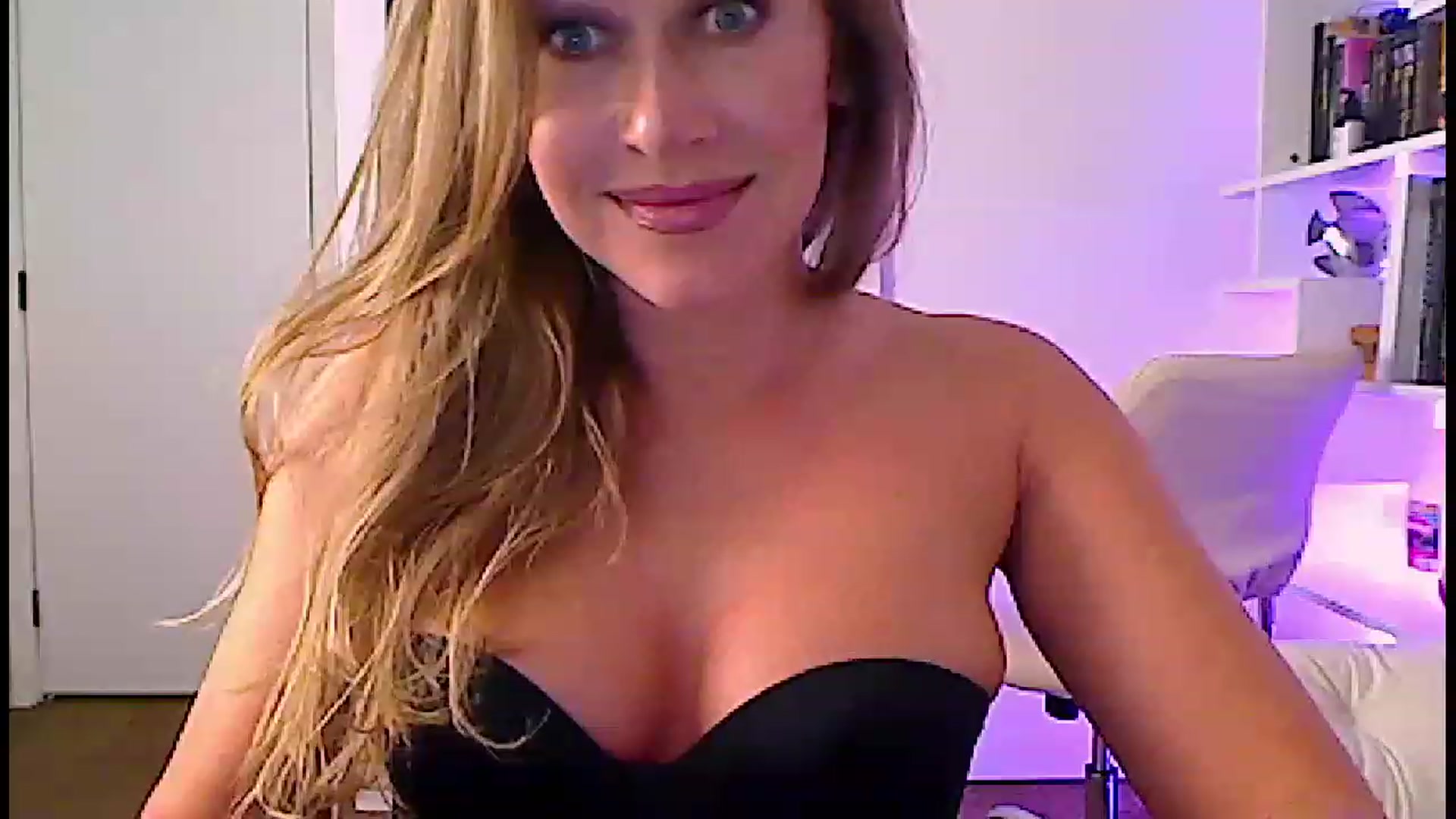 Gallery image thumbnail from Amiri's myfreecams stream on, 03/19/2023, 04:19 image 17 of 20