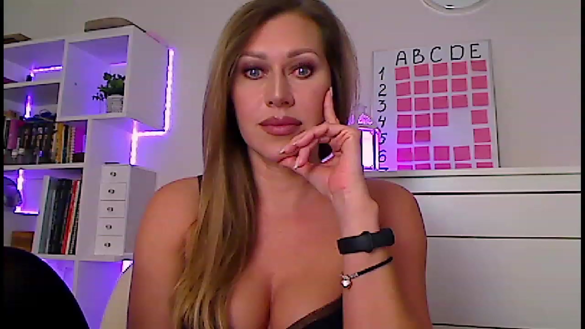 Gallery image thumbnail from Amiri's myfreecams stream on, 03/23/2023, 03:16 image 17 of 20