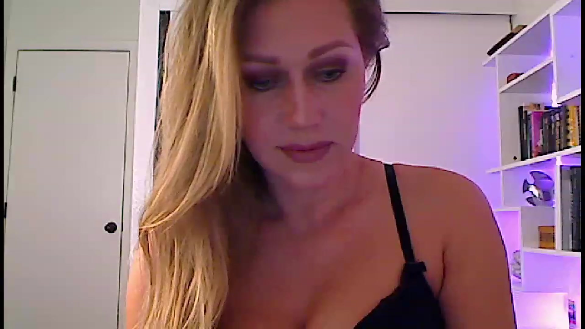 Gallery image thumbnail from Amiri's myfreecams stream on, 03/30/2023, 03:53 image 8 of 20