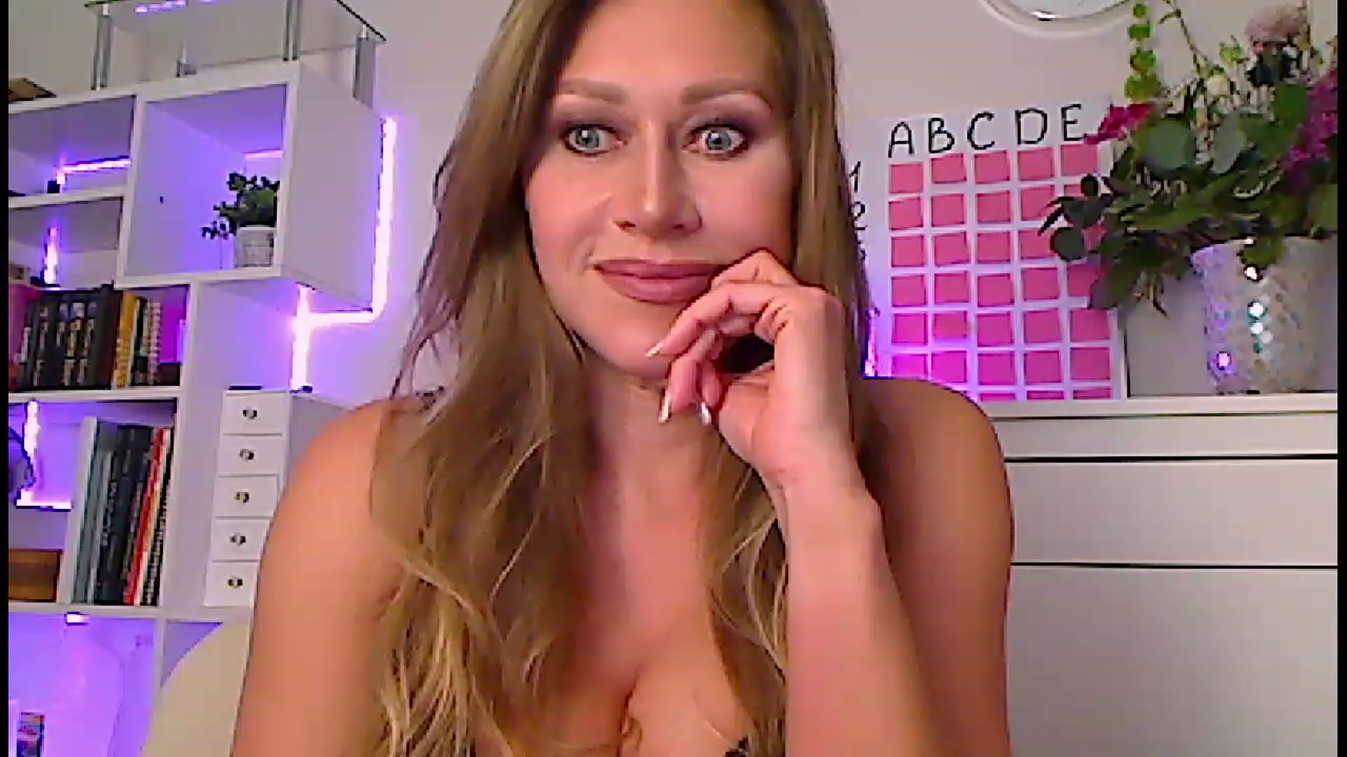 Gallery image thumbnail from Amiri's myfreecams stream on, 04/09/2023, 04:58 image 13 of 20