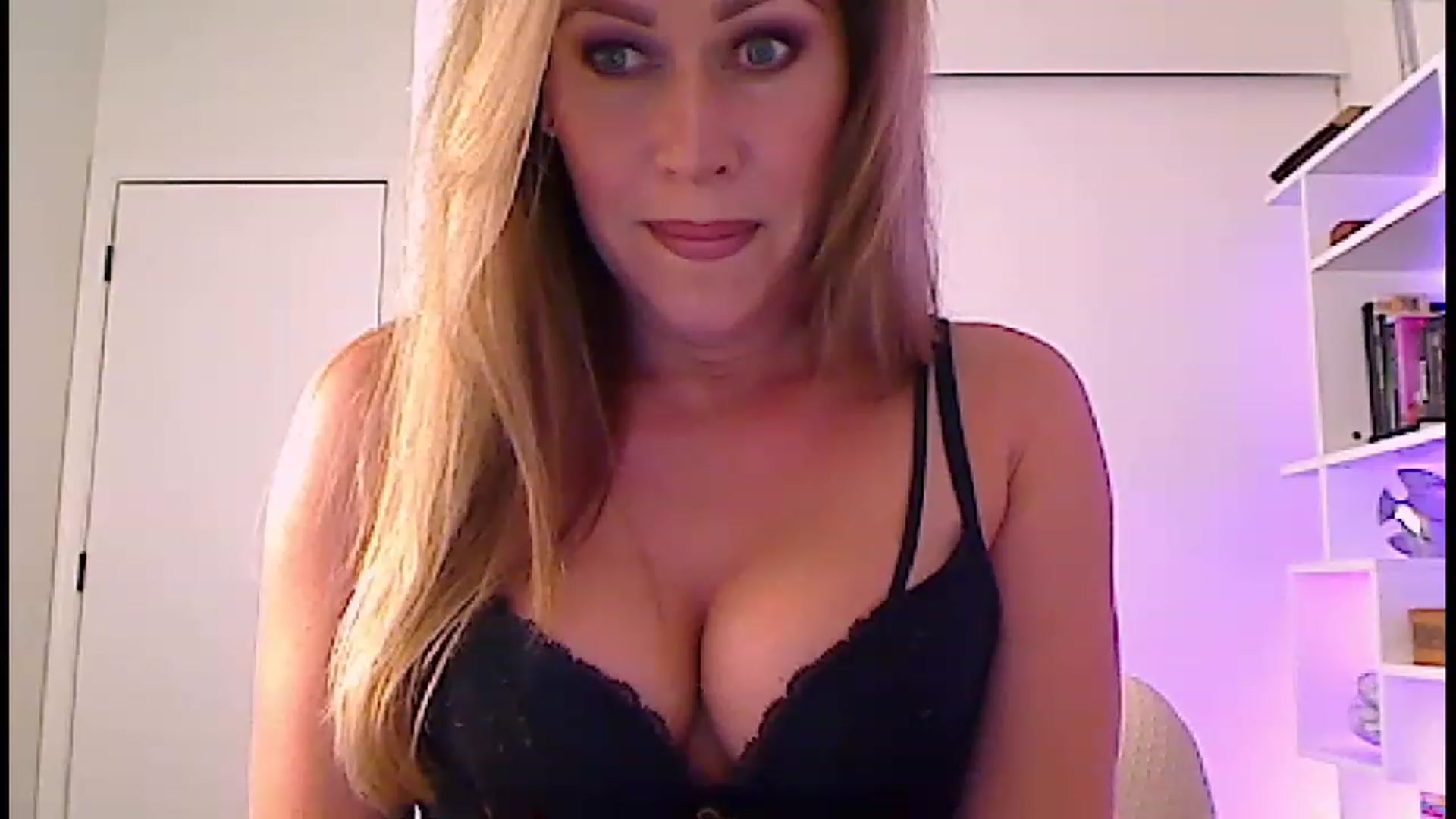 Gallery image thumbnail from Amiri's myfreecams stream on, 04/15/2023, 03:43 image 13 of 20