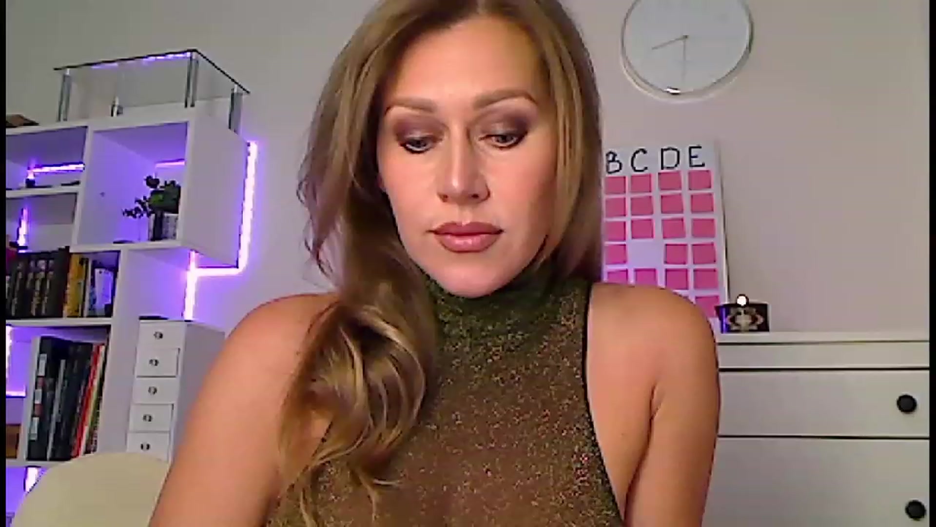 Gallery image thumbnail from Amiri's myfreecams stream on, 04/30/2023, 02:43 image 8 of 20