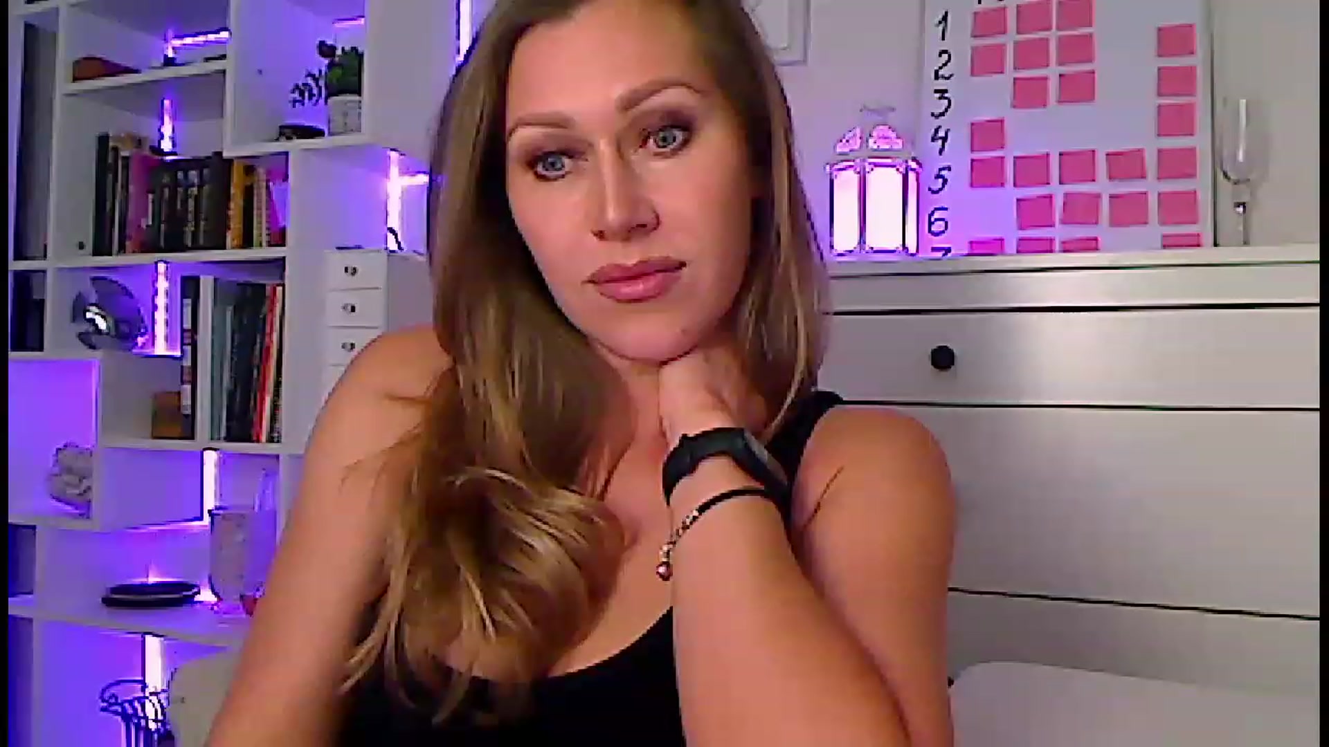 Gallery image thumbnail from Amiri's myfreecams stream on, 05/07/2023, 05:56 image 11 of 20