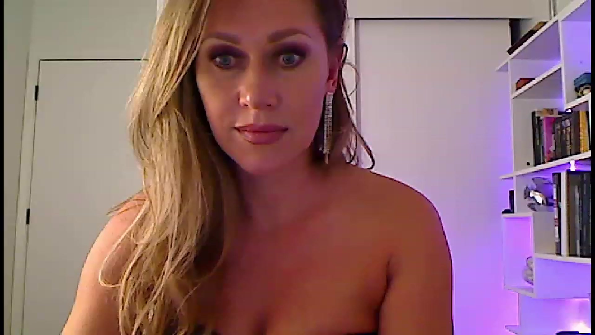 Gallery image thumbnail from Amiri's myfreecams stream on, 05/22/2023, 04:01 image 9 of 20