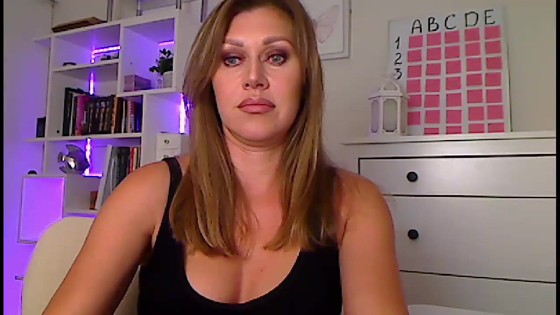 Gallery image thumbnail from Amiri's myfreecams stream on, 10/08/2023, 02:10 image 19 of 20