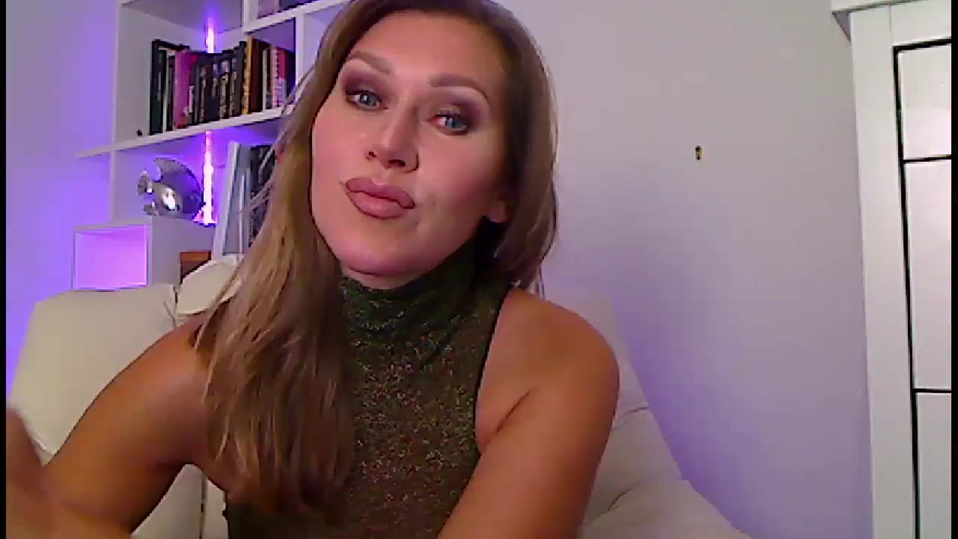 Gallery image thumbnail from Amiri's myfreecams stream on, 10/14/2023, 04:06 image 4 of 20