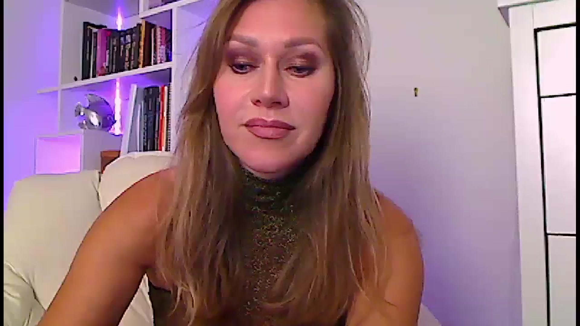 Gallery image thumbnail from Amiri's myfreecams stream on, 10/14/2023, 04:06 image 18 of 20