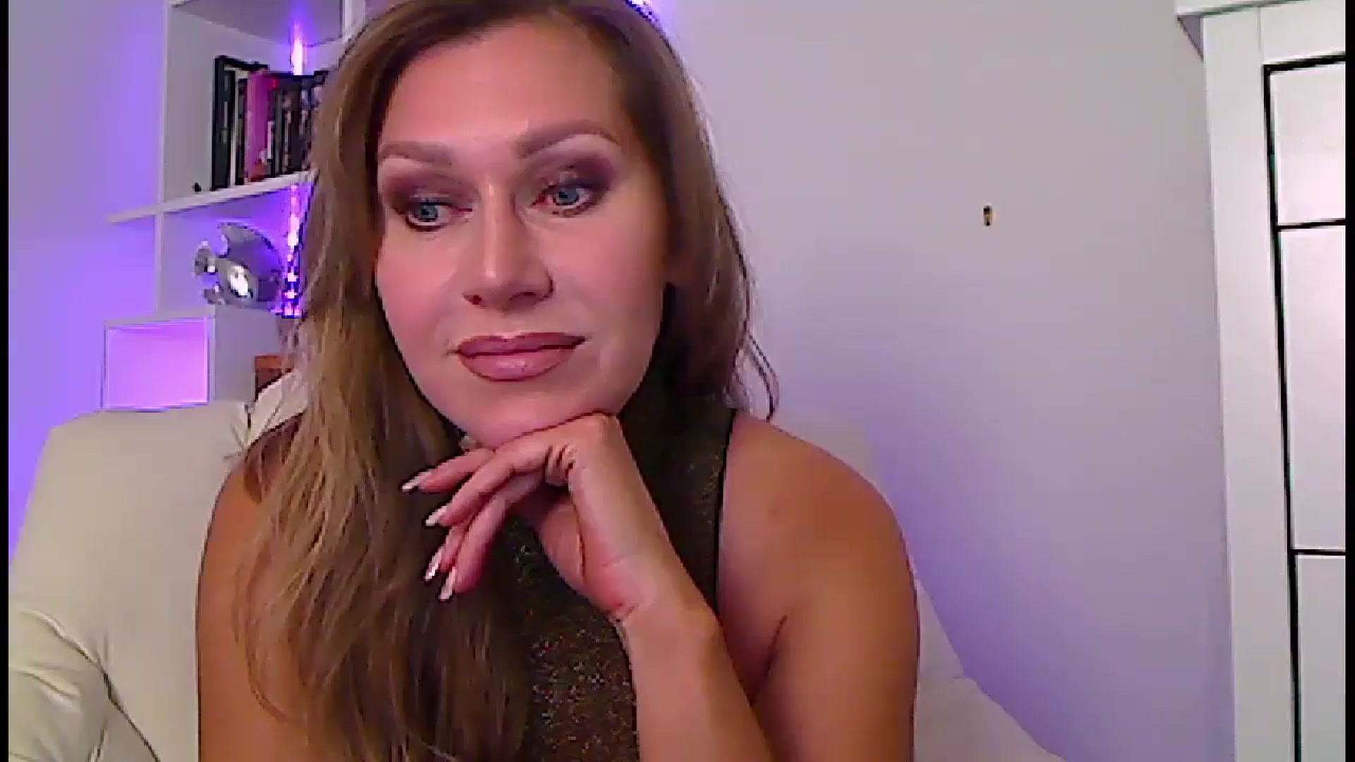 Gallery image thumbnail from Amiri's myfreecams stream on, 10/14/2023, 04:06 image 6 of 20